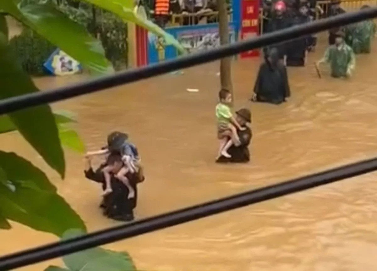 Các lực lượng chức năng giải cứu hơn 10 trẻ tại trường Mầm non Hoa Ban (Ảnh: Cắt từ clip bạn đọc).