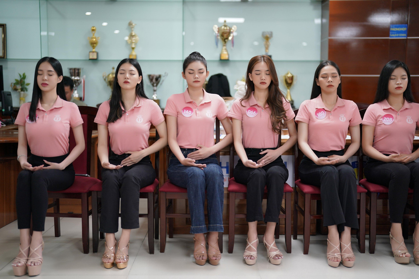 Ngoài những bài học về cách ngồi, thí sinh học được cách lấy hơi từ đan điền, giải phóng hình thể. Các cô gái chăm chú tập luyện, áp dụng vào bài học trước khi bước ra thực hành.