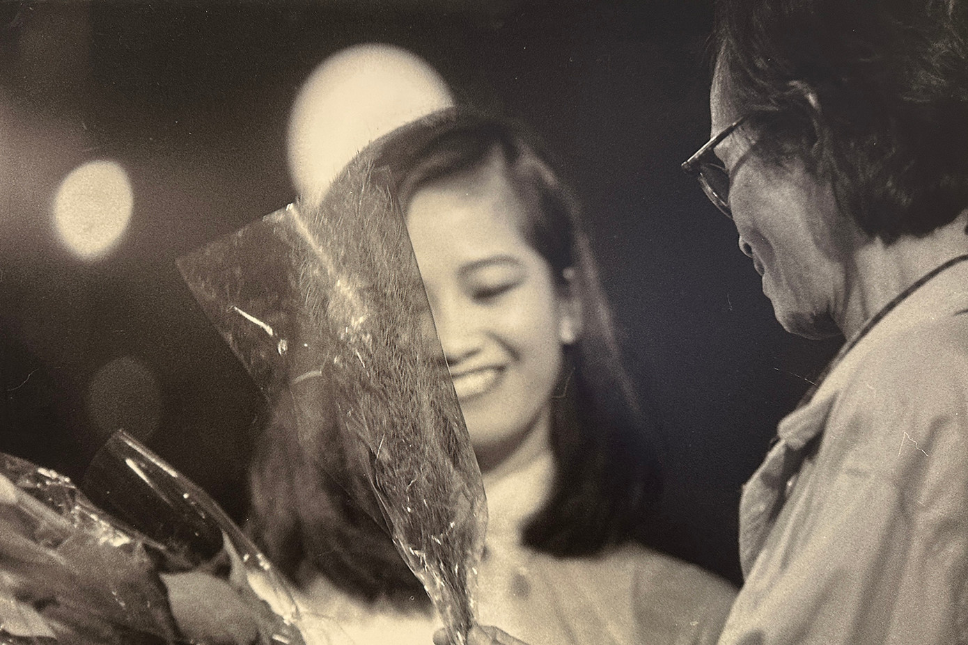 Khoảnh khắc Hồng Nhung được Trịnh Công Sơn tặng hoa trong một đêm nhạc tại phòng trà ở quận 1, TPHCM năm 1997. Đây đều là những bức ảnh lần đầu được Dương Minh Long Công bố, chính Hồng Nhung cũng không biết được chụp lại từ khi nào. Ảnh: Dương Minh Long.