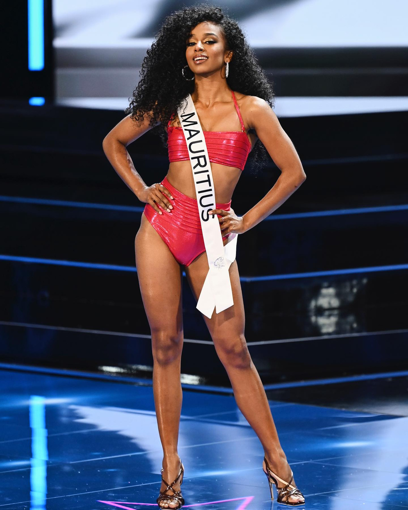 Đại diện Mauritius được đánh giá là đối thủ đáng gờm mới lộ diện sau đêm bán kết. Cô có thân hình chuẩn, đôi chân dài cùng phong cách trình diễn tự tin. Người đẹp 23 tuổi được đánh giá có khả năng vào top sâu nhờ ngoại hình và dự án cộng đồng. Đại diện Mauritius được đánh giá là đối thủ đáng gờm mới lộ diện sau đêm bán kết. Cô có thân hình chuẩn, đôi chân dài cùng phong cách trình diễn tự tin. Người đẹp 23 tuổi được đánh giá có khả năng vào top sâu nhờ ngoại hình và dự án cộng đồng.