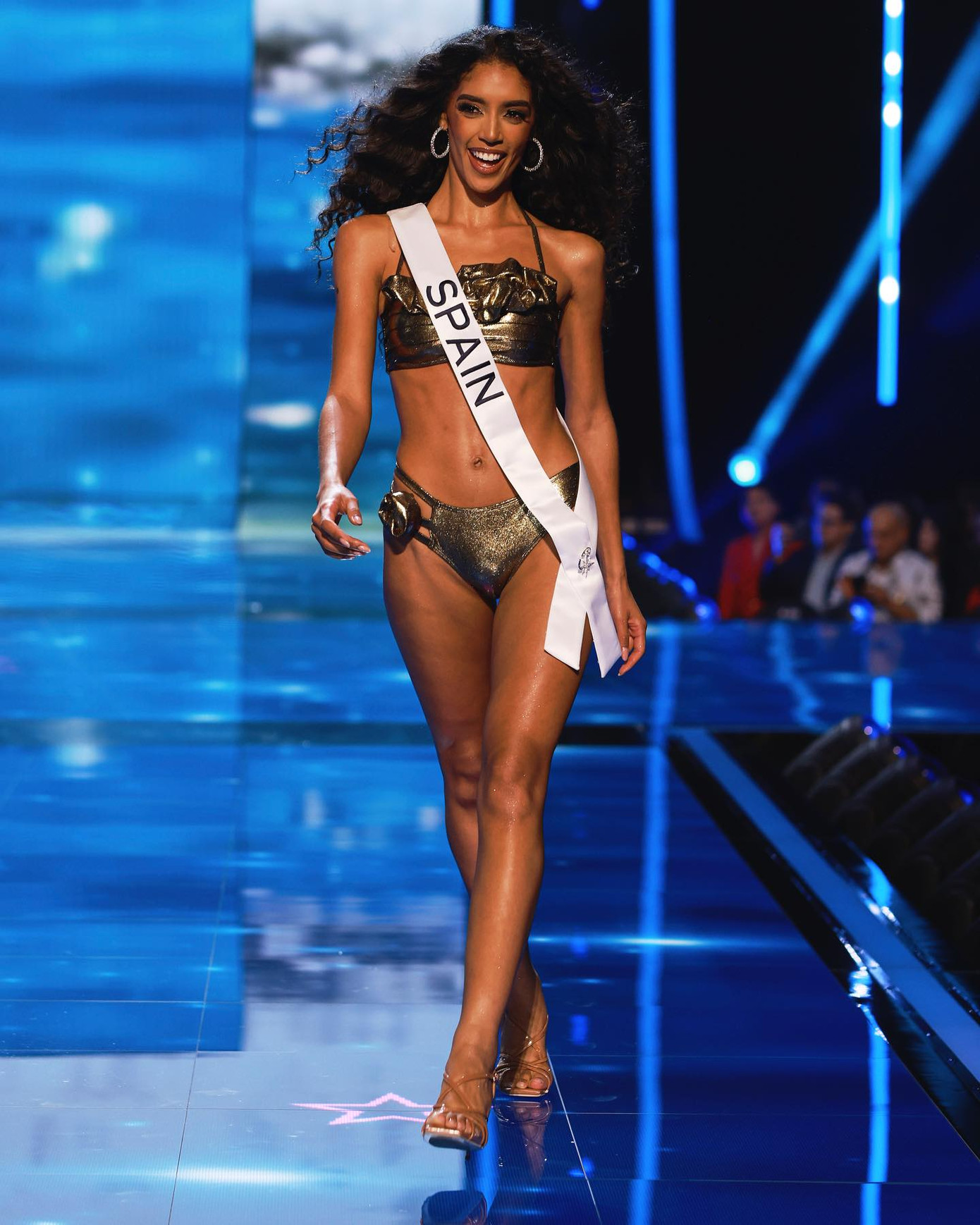 Đại diện Tây Ban Nha có thân hình nóng bỏng và lối trình diễn thu hút. Athenea Pe'rez có kinh nghiệm thi sắc đẹp từ năm 17 tuổi với Miss World Spain, thất bại tại Hoa hậu Hoàn vũ Tây Ban Nha 2019 trước khi đại diện quê nhà dự thi Miss Universe ở El Salvador. Đại diện Tây Ban Nha có thân hình nóng bỏng và lối trình diễn thu hút. Athenea Pe'rez có kinh nghiệm thi sắc đẹp từ năm 17 tuổi với Miss World Spain, thất bại tại Hoa hậu Hoàn vũ Tây Ban Nha 2019 trước khi đại diện quê nhà dự thi Miss Universe ở El Salvador.