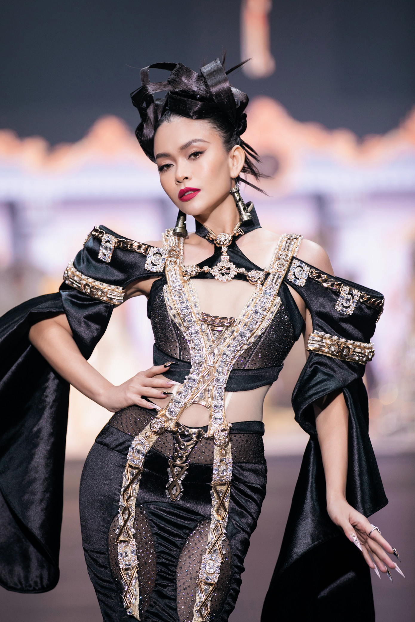 Á hậu Mâu Thủy khoe eo thon trên sàn diễn thời trang sau khi sinh con. Bộ trang phục cổ điển, pha nét hiện đại nhờ những hoa văn cắt cúp hiện đại giúp cô tôn dáng.