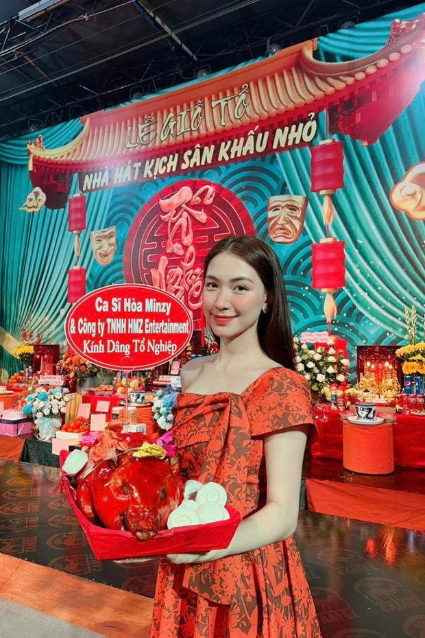 Hòa Minzy dâng lễ vật tại ngày giỗ Tổ sân khấu.