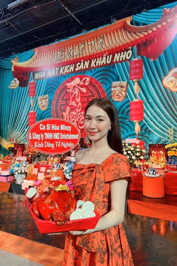 Hòa Minzy dâng lễ vật tại ngày giỗ Tổ sân khấu.