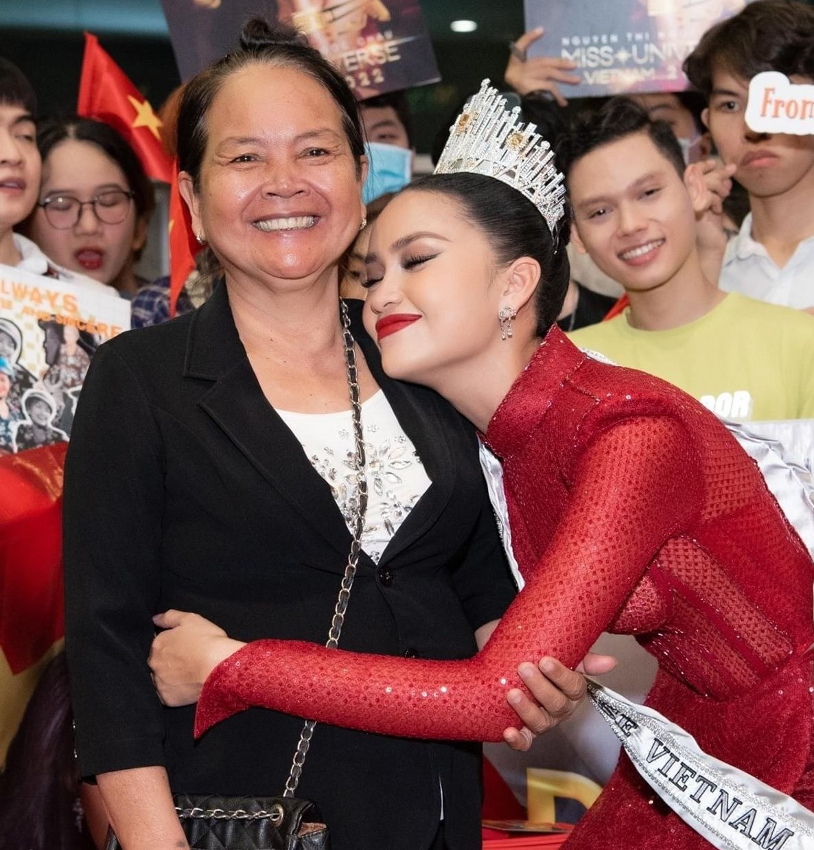 Hình ảnh giản dị của cô Bảy khi xuất hiện cùng Hoa hậu Ngọc Châu.