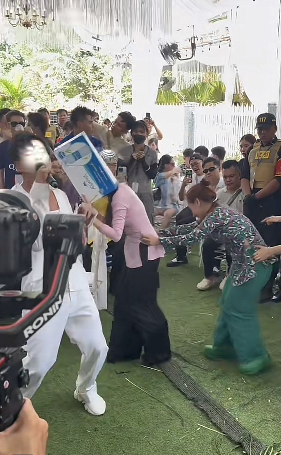 Ca sĩ sinh năm 1995 tái hiện khoảnh khắc đội thùng từng viral trên mạng khi dự tiệc cưới đồng nghiệp ở Khánh Hòa. Người phụ họa cho cô trong màn múa lân mừng cưới là diễn viên Ngọc Phước.