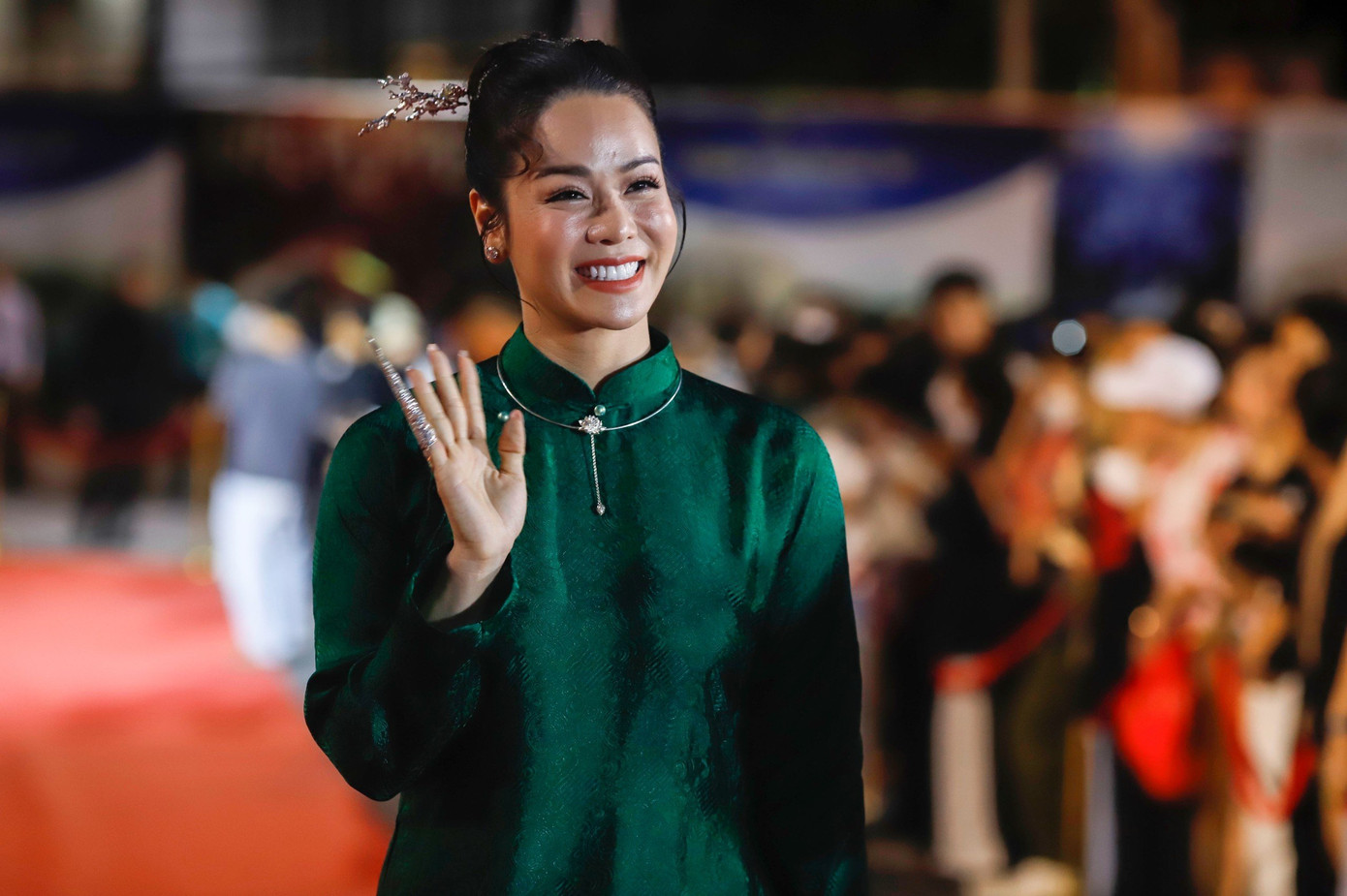 Nhật Kim Anh diện áo dài truyền thống khi xuất hiện tại thảm đỏ sự kiện lớn của ngành điện ảnh. Phong cách trang điểm, làm tóc của nữ diễn viên gây bàn tán khi tay mang hộ giáp - vật dụng đặc trưng của phi tần nhà Thanh, Trung Quốc.