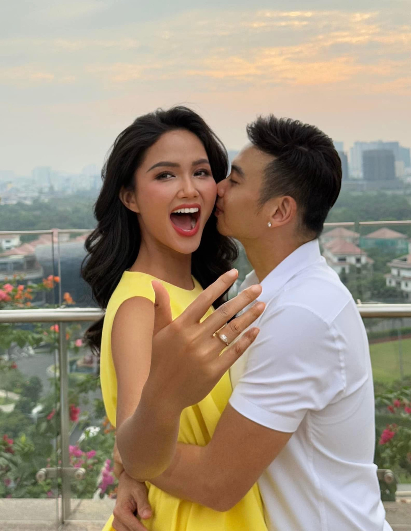 Nhiếp ảnh gia công khai gọi H&apos;Hen Niê là vợ sau khi Hoa hậu Hoàn vũ Việt Nam 2017 đăng loạt ảnh được bạn trai cầu hôn. &quot;Mấy bạn bảo kiếp trước anh đi giải cứu thế giới nên mới có được em, kiếp này anh phải làm gì để kiếp sau lại có được em đây&quot;, Tuấn Khôi viết. Bài viết của Tuấn Khôi nhận nhiều bình luận hài hước trên mạng xã hội.