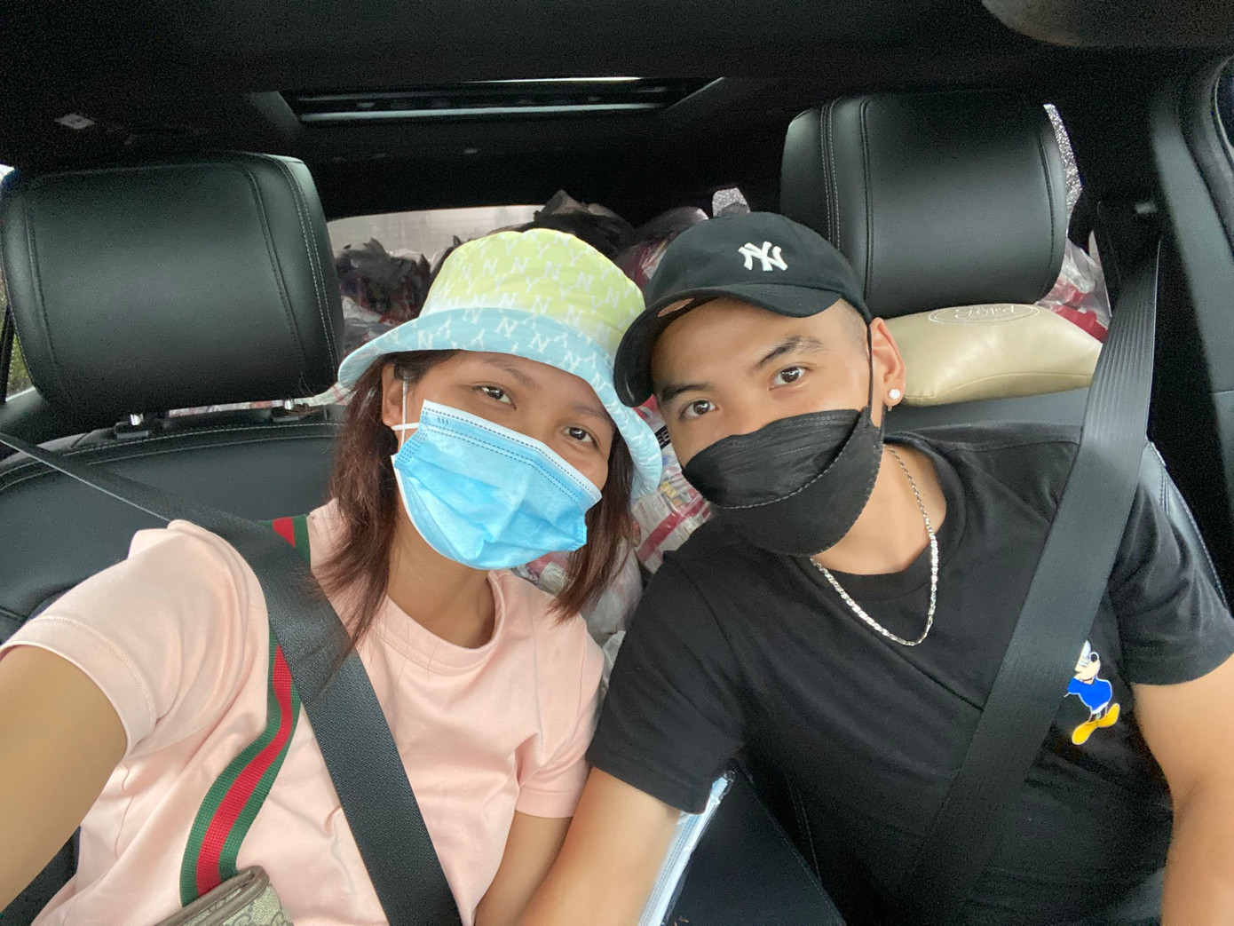 Tuấn Khôi đăng ảnh từ thiện cùng H'Hen Niê. Tuấn Khôi đăng ảnh từ thiện cùng H'Hen Niê.