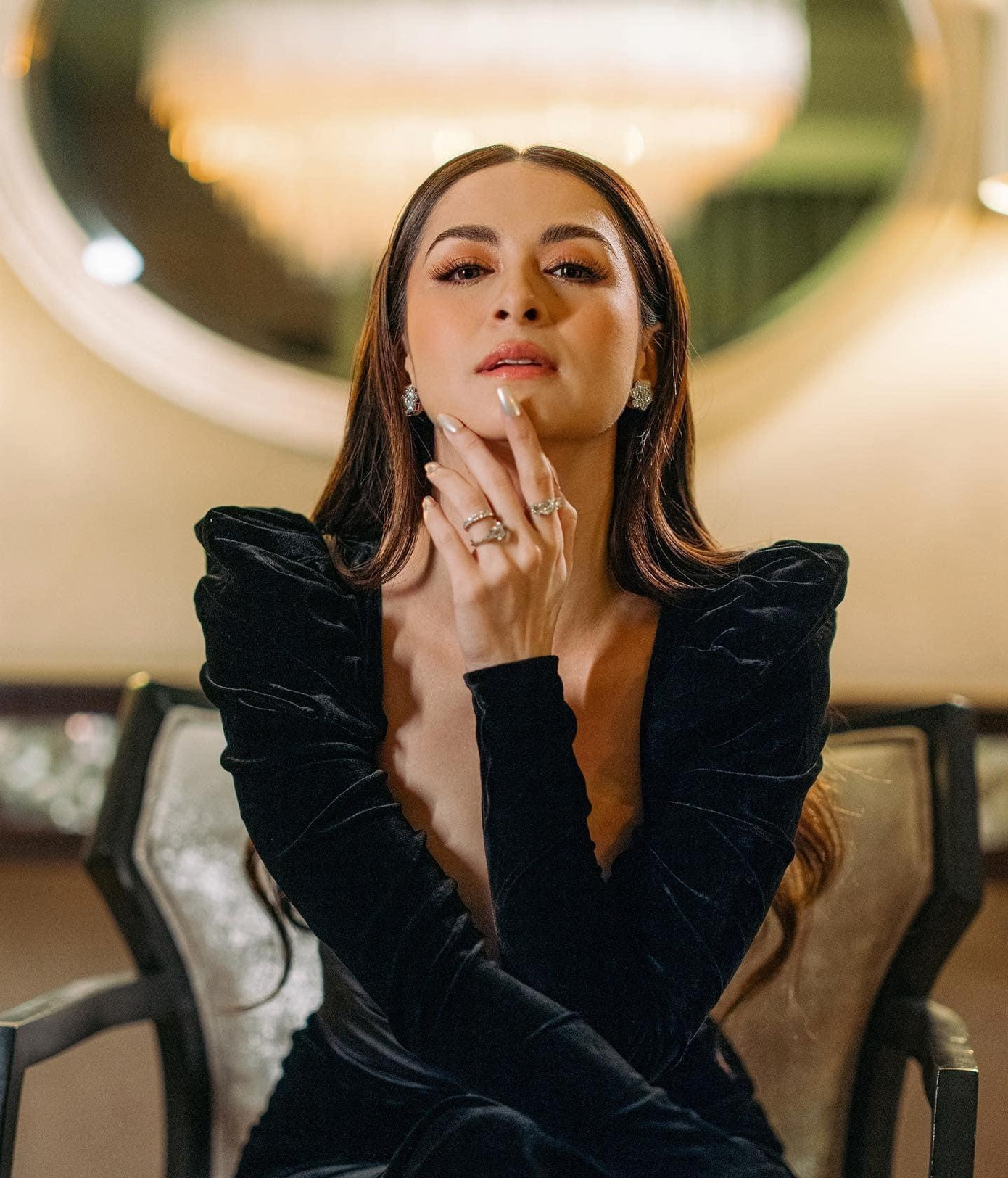 Ở những khung hình cận, người đẹp lộ một số khuyết điểm trên gương mặt như nếp nhăn, đôi tay khá khẳng khiu. Song, trên trang cá nhân, cô vẫn được khen có vẻ ngoài trẻ trung ở tuổi U40.