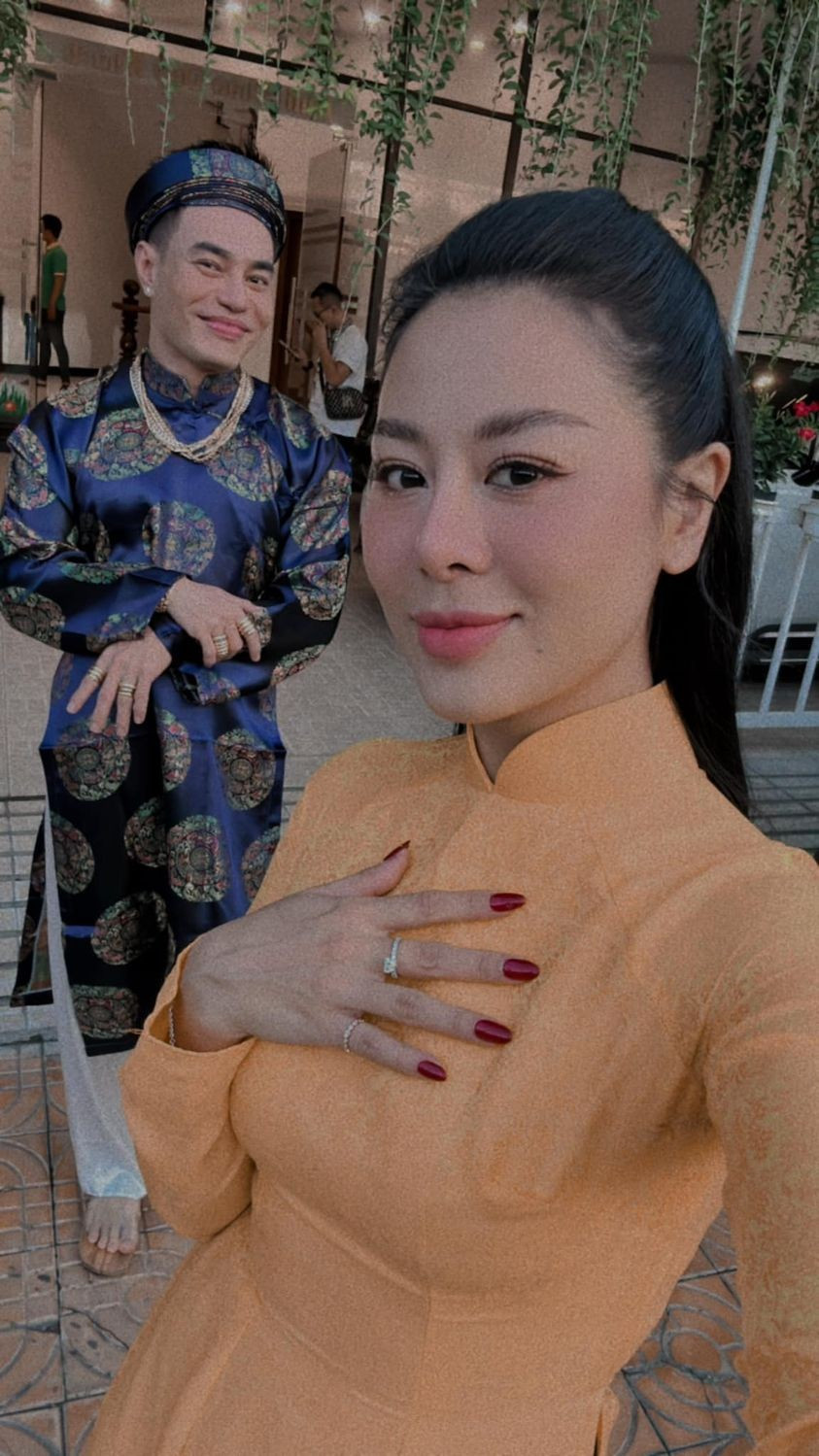 Diễn viên Nam Thư diện áo dài nền nã trong tiệc cưới đồng nghiệp. Lê Dương Bảo Lâm liên tục tấu hài khi chụp ảnh, quay video tương tác cùng nghệ sĩ.