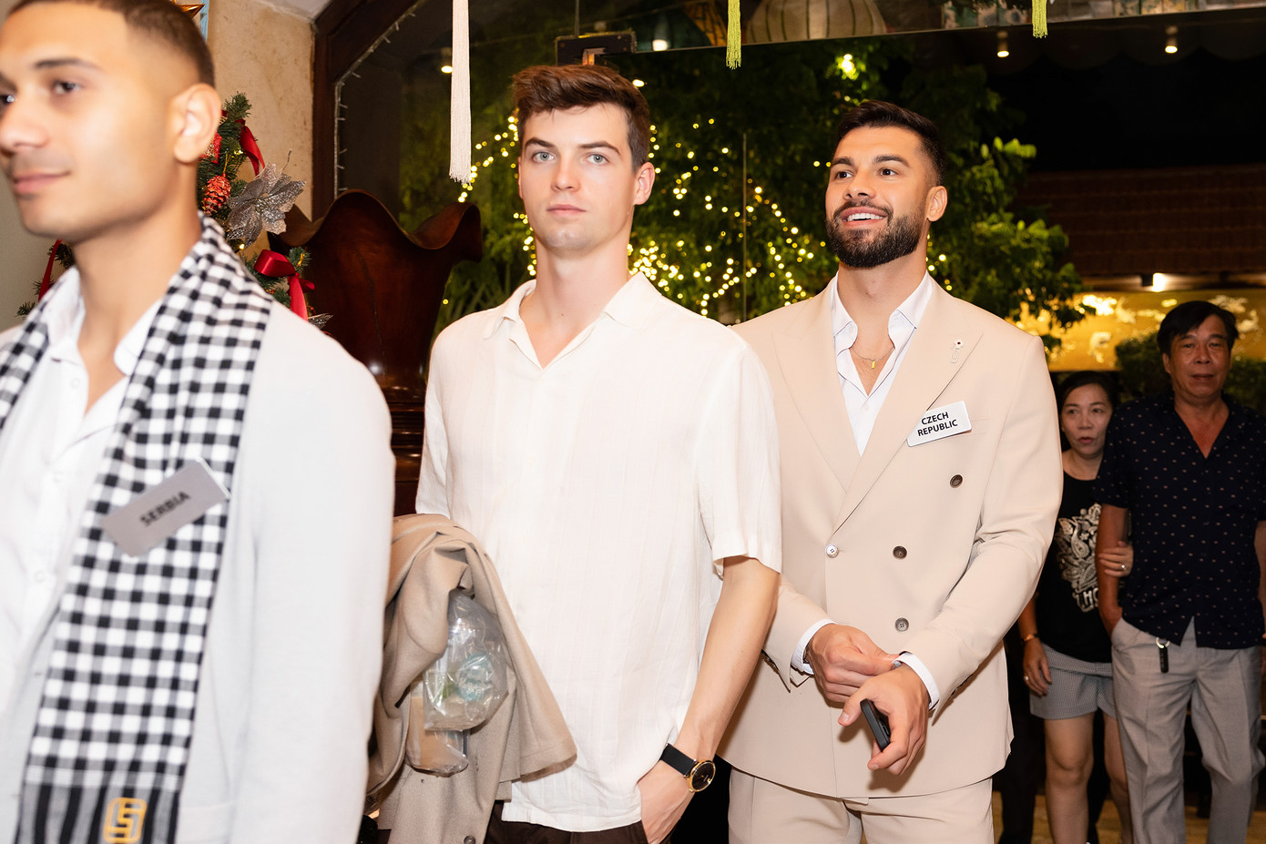 Thí sinh Mr World hào hứng khi sử dụng khăn rằn, dùng đũa thưởng thức món ăn Việt. Thí sinh Mr World hào hứng khi sử dụng khăn rằn, dùng đũa thưởng thức món ăn Việt.