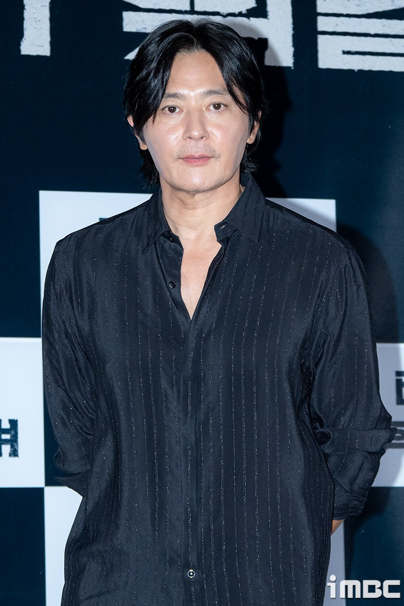 Tại sự kiện, Jang Dong Gun mặc nguyên cây đen với áo sơ mi đơn giản. Nam diễn viên để tóc hai mái, ngoại hình phong độ ở tuổi 52. Sau nhiều năm, thần tượng của làng giải trí châu Á vẫn giữ được sức hút.