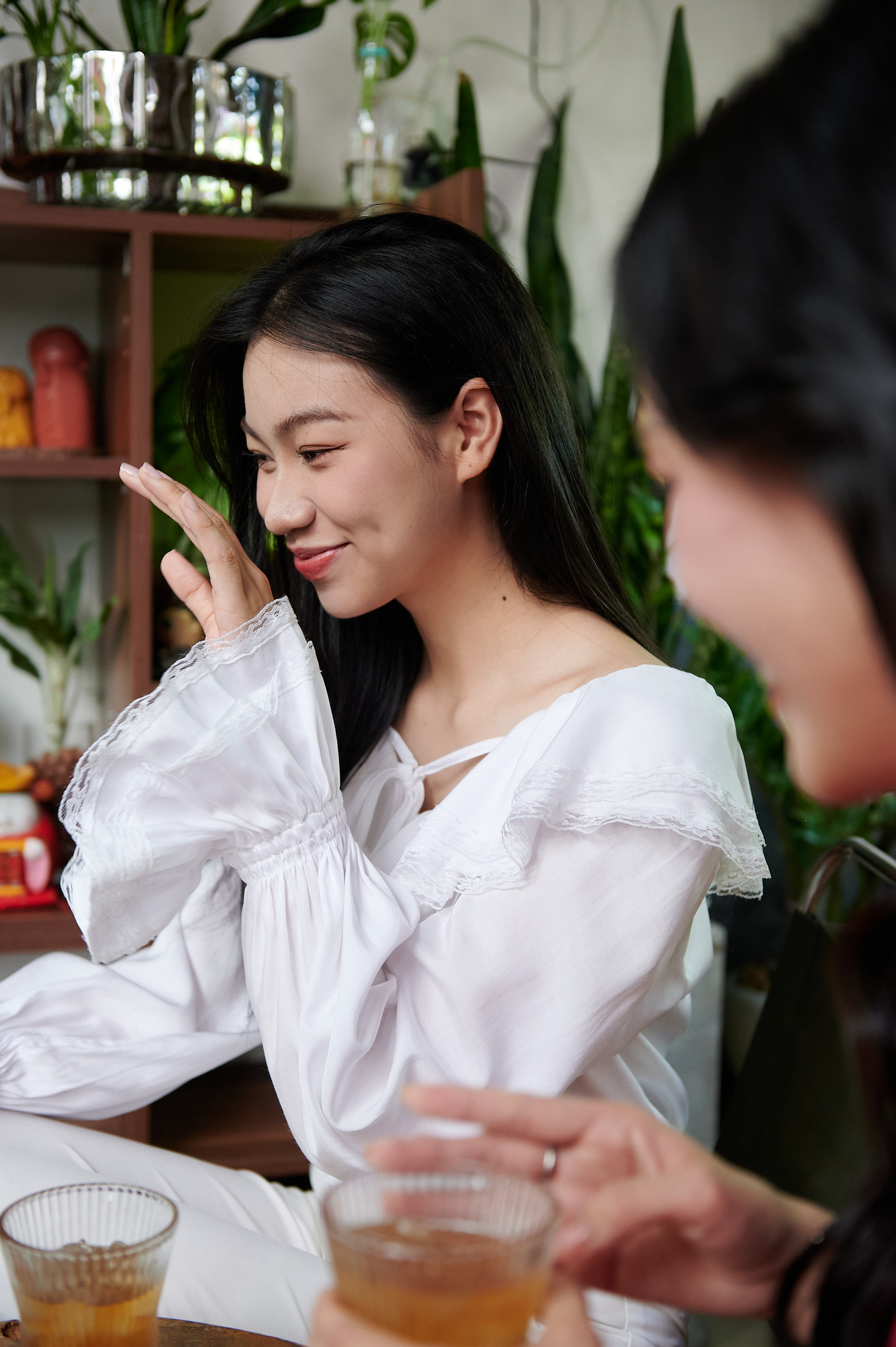 Cận nhan sắc MC song ngữ sinh năm 1999 Mỹ Vân (áo hồng) và Á khôi Đại học Tài chính Marketing Huyền Cơ trong buổi trà chiều.