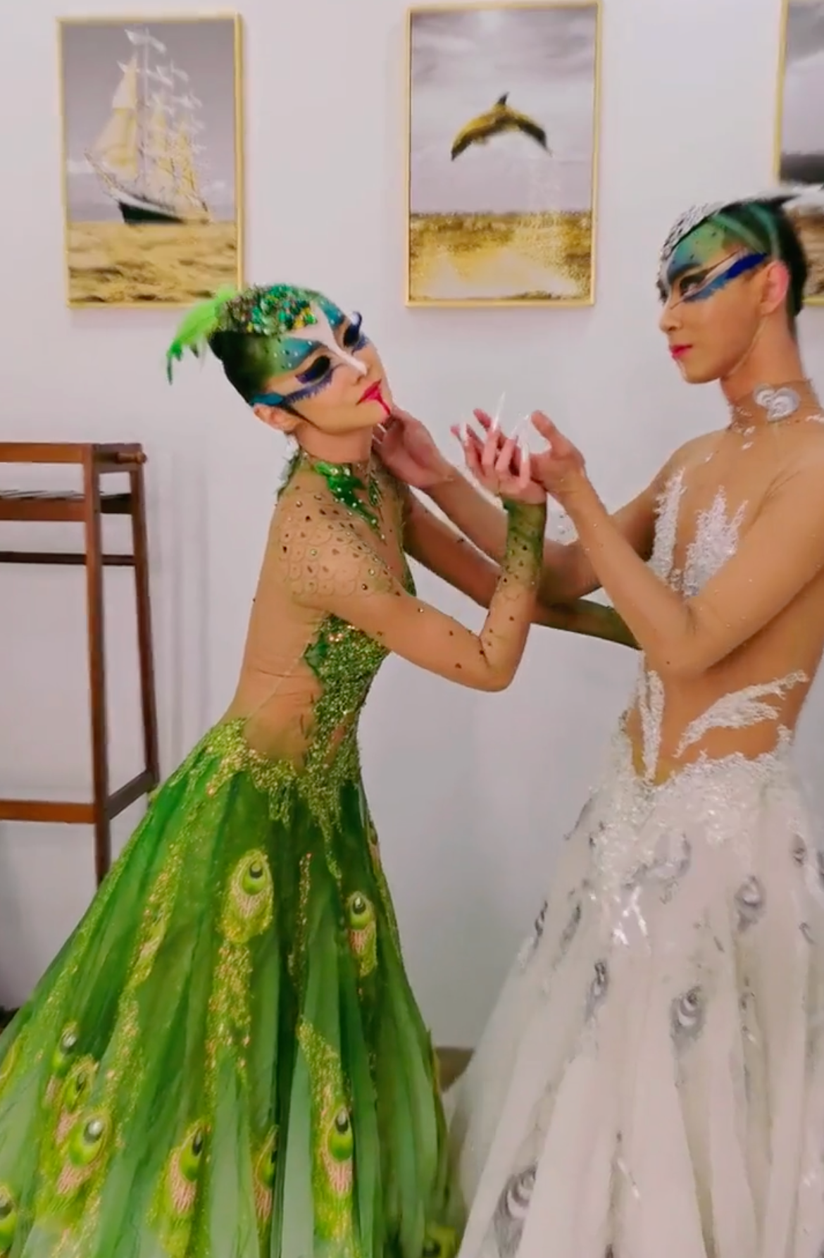 Điệu múa khiến biên đạo Dương Lệ Bình và học trò Tiếu Dung Hạo (áo xanh) và bạn diễn nam bị chỉ trích.