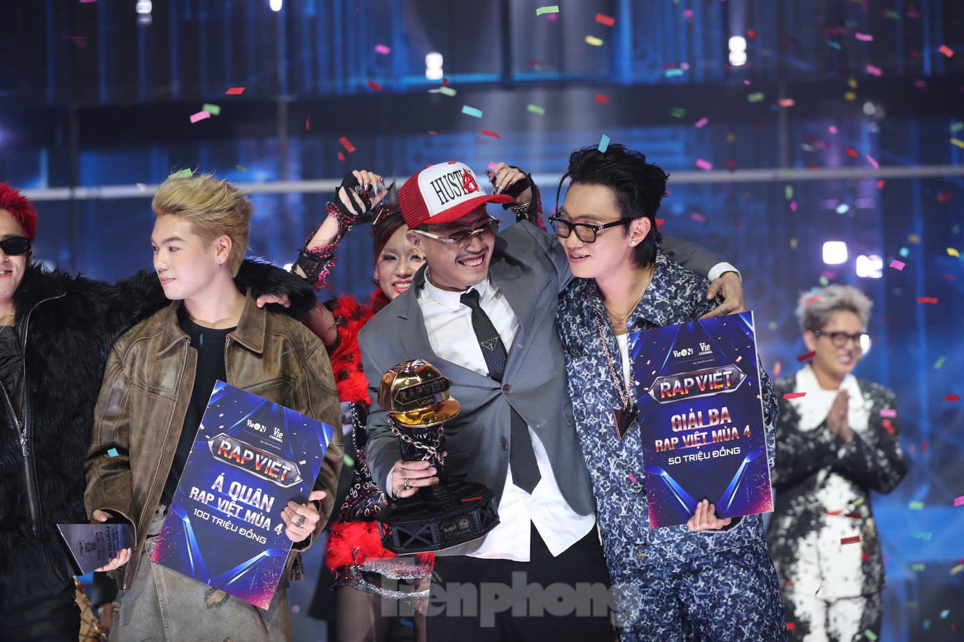 Tiết mục All Day ở đêm chung kết lần nữa khẳng định tài năng của Robber. Người xem liên tục dự đoán thủ lĩnh tổ đội Hustlang giành cúp vàng sau phần thi bùng nổ.