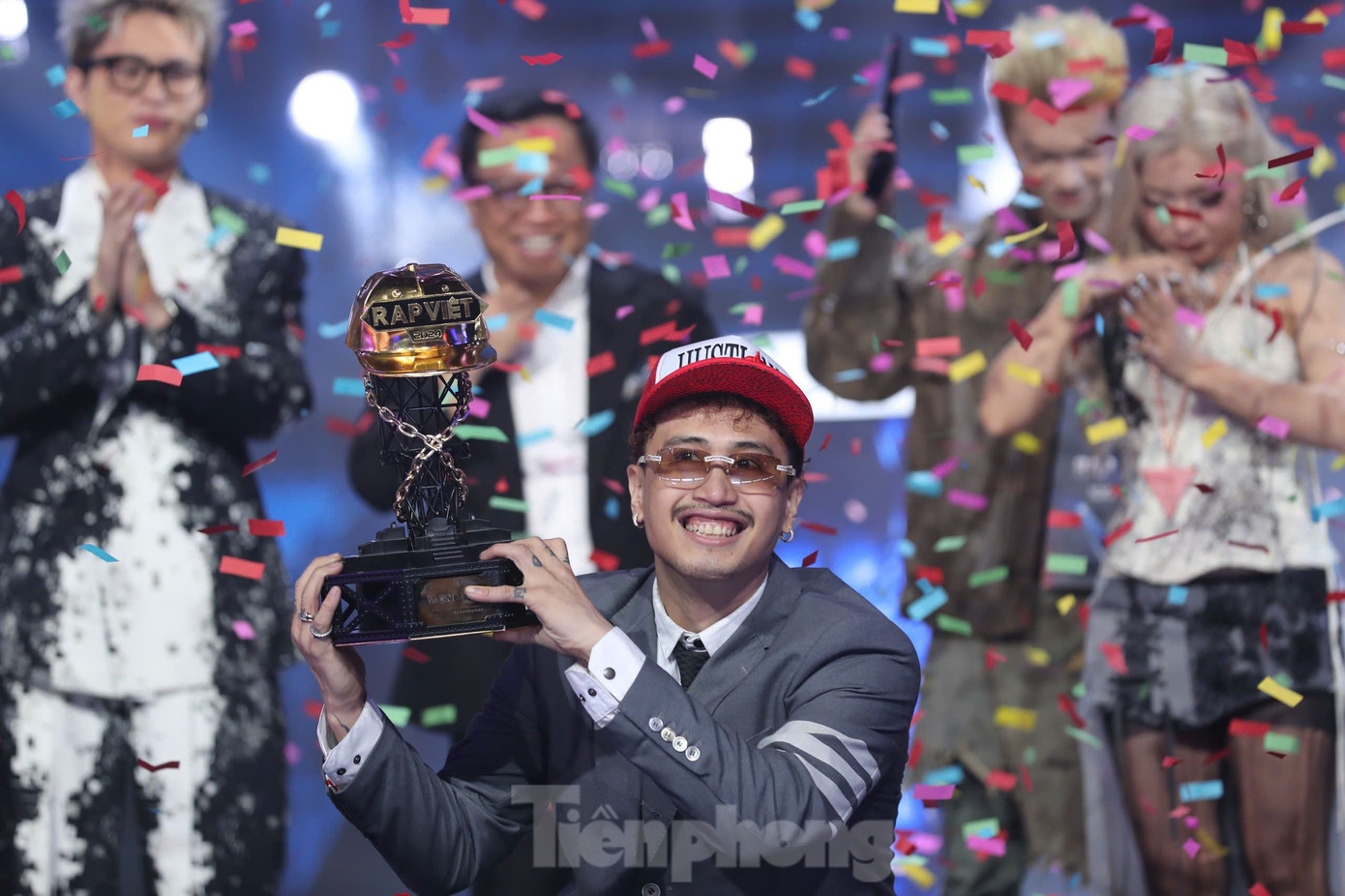 Robber ngồi trên sân khấu trong khoảnh khắc nhận cúp in hình nón vàng Rap Việt dành cho tân quán quân. &quot;Tôi không biết nói gì hơn ngoài lời cảm ơn. Tôi rất vui, hạnh phúc và cảm ơn mọi người luôn tin tưởng tôi. Cảm ơn mẹ, những người thầy và đồng đội của tôi&quot;, Robber chia sẻ.