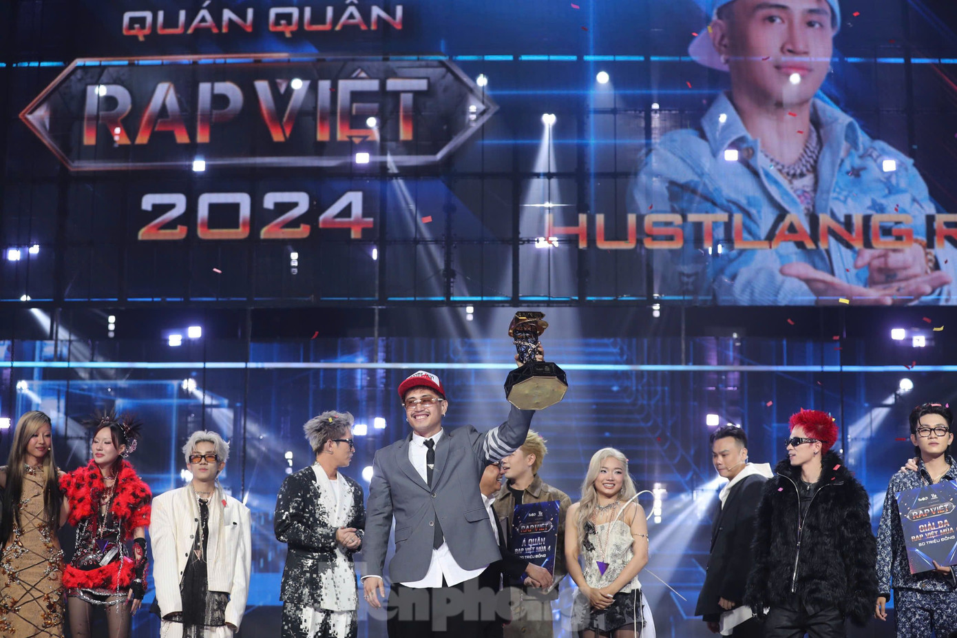 Màn hình LED vinh danh phần chiến thắng của thủ lĩnh tổ đội Hustlang. Anh đến Rap Việt với tư cách một trong những thí sinh có nhiều fan nhất, nổi tiếng áp đảo dàn người chơi.