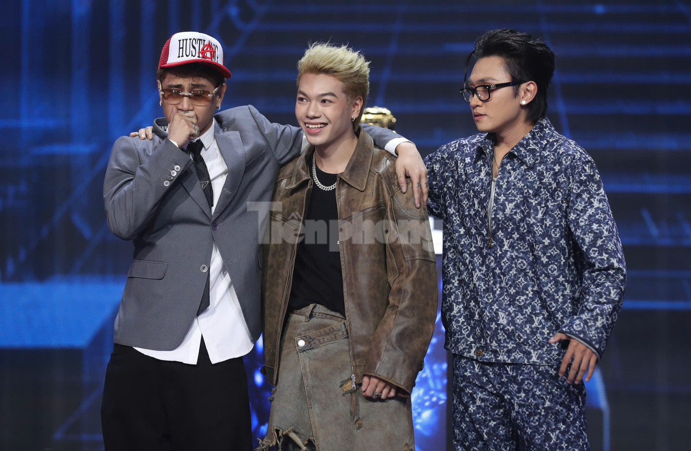 Trước đó, sau loạt tiết mục ở đêm chung kết, Top 3 gọi tên Robber, Gill và Manbo (từ trái sang). Ba thí sinh hồi hộp chờ đợi xướng tên cho vị trí quán quân Rap Việt mùa 4.