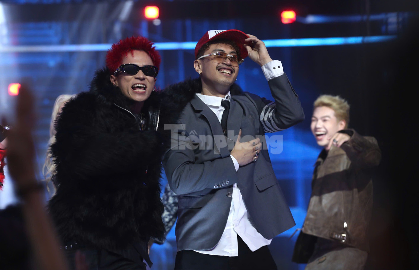 Thí sinh ùa lên sân khấu chúc mừng học trò B Ray giành chiến thắng. Phần đông thí sinh và khán giả đồng thuận Robber là quán quân thuyết phục nhất trong lịch sử Rap Việt.