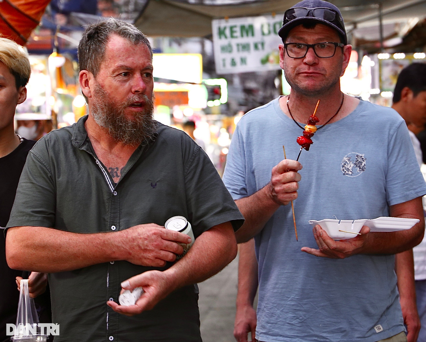 Dan (bên phải) thưởng thức xiên que. Ảnh: Ngọc Ngân. Dan (bên phải) thưởng thức xiên que. Ảnh: Ngọc Ngân.