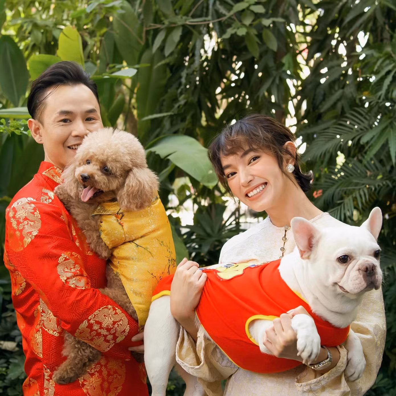 Binz và Châu Bùi đăng ảnh với thú cưng dịp đầu năm. Nam rapper mặc áo dài đỏ truyền thống, mang hơi hướm trang phục cưới. Châu Bùi chọn áo dài trắng mừng Tết Giáp Thìn.
