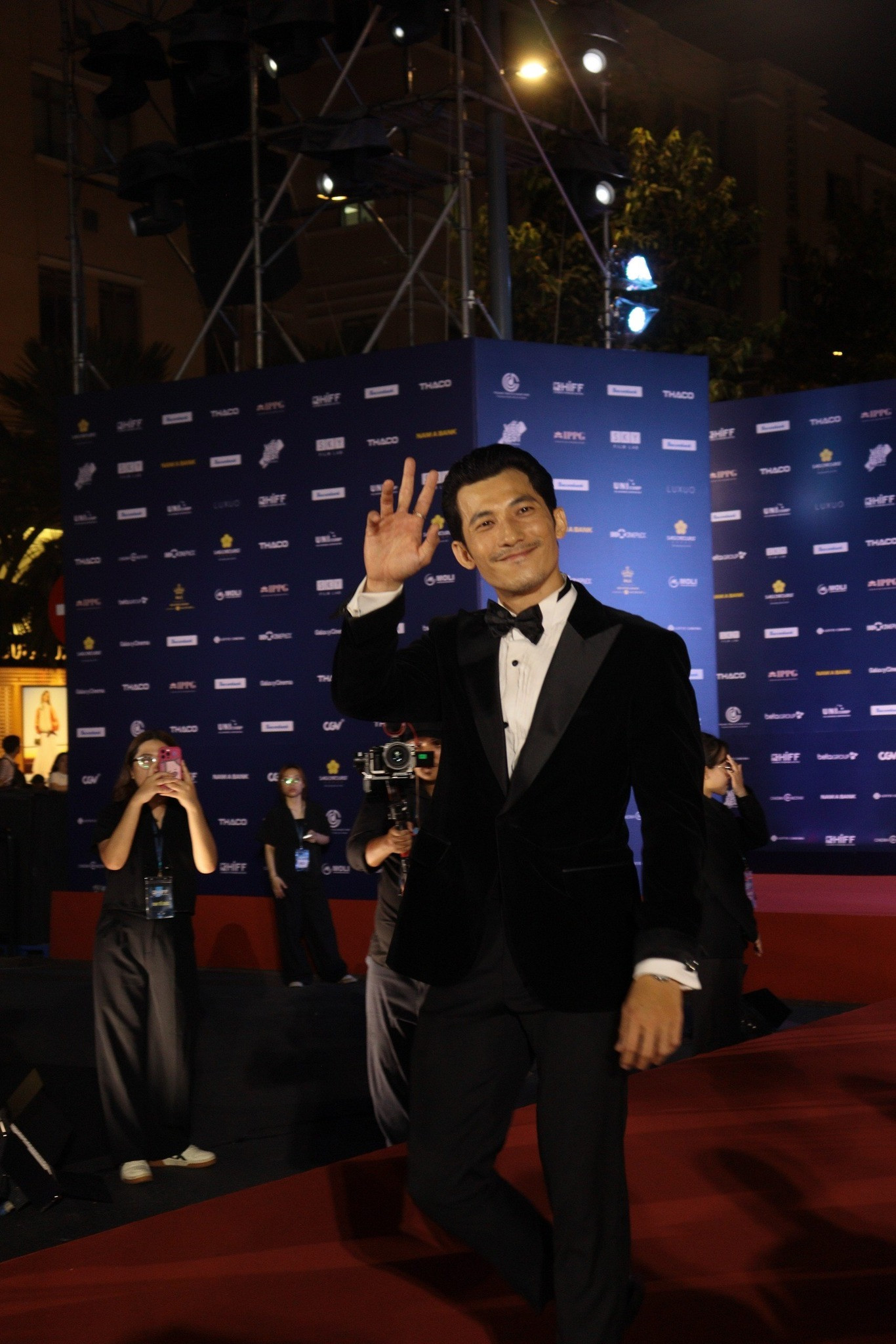 Diễn viên Liên Bỉnh Phát mặc vest trang trọng khi lên thảm đỏ. Diễn viên Liên Bỉnh Phát mặc vest trang trọng khi lên thảm đỏ.