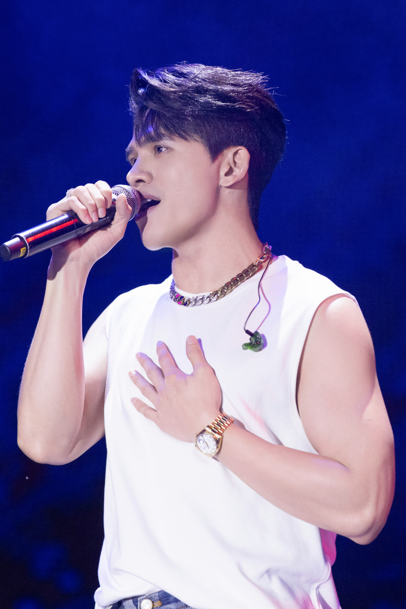 Quán quân Vietnam Idol Quốc Thiên khoe giọng với Gặp nhưng không ở lại. Anh tài đang được chú ý tại chương trình Anh trai vượt ngàn chông gai.