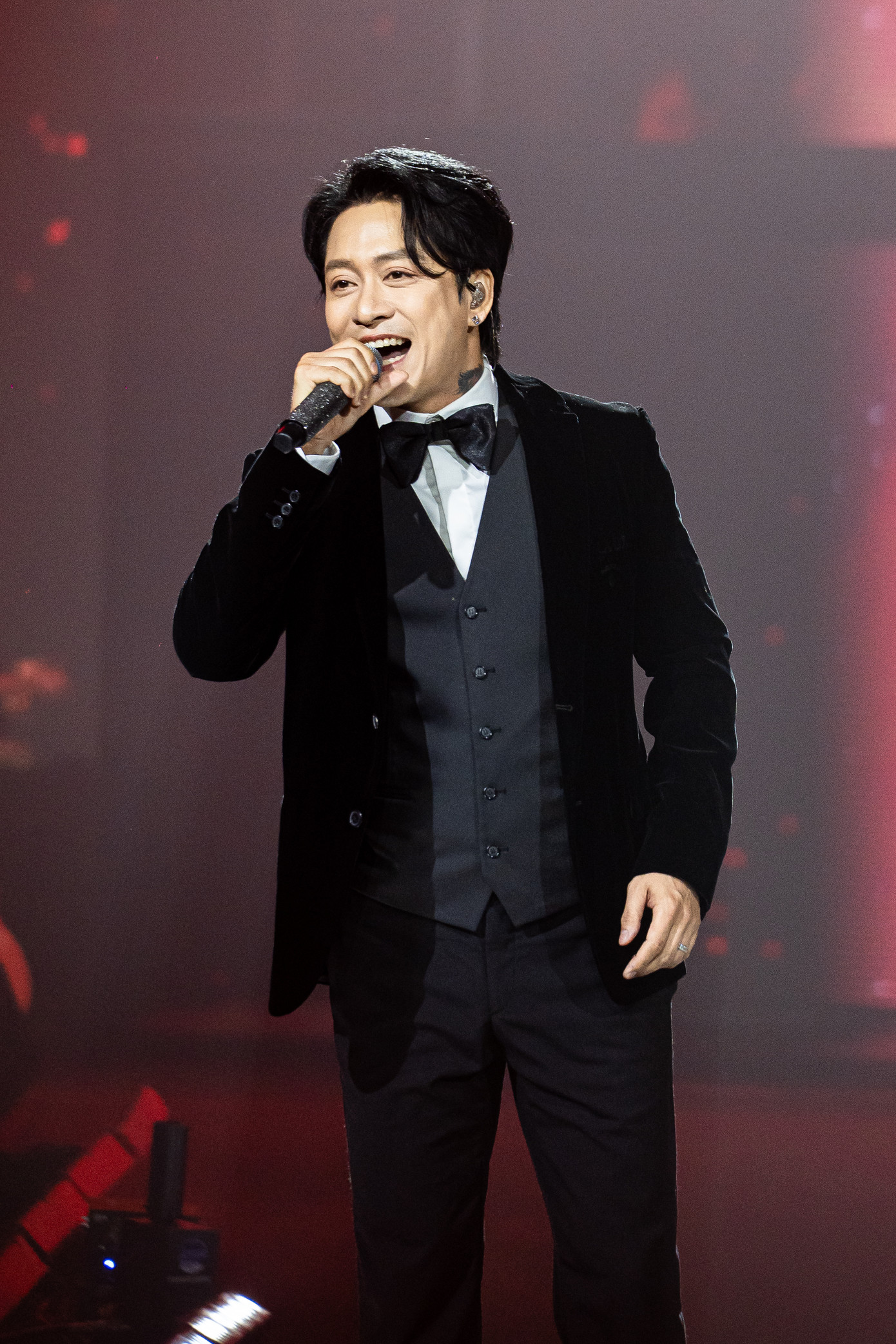 Tuấn Hưng kể hành trình thức tỉnh trong live show tối 10/5. Tuấn Hưng kể hành trình thức tỉnh trong live show tối 10/5.