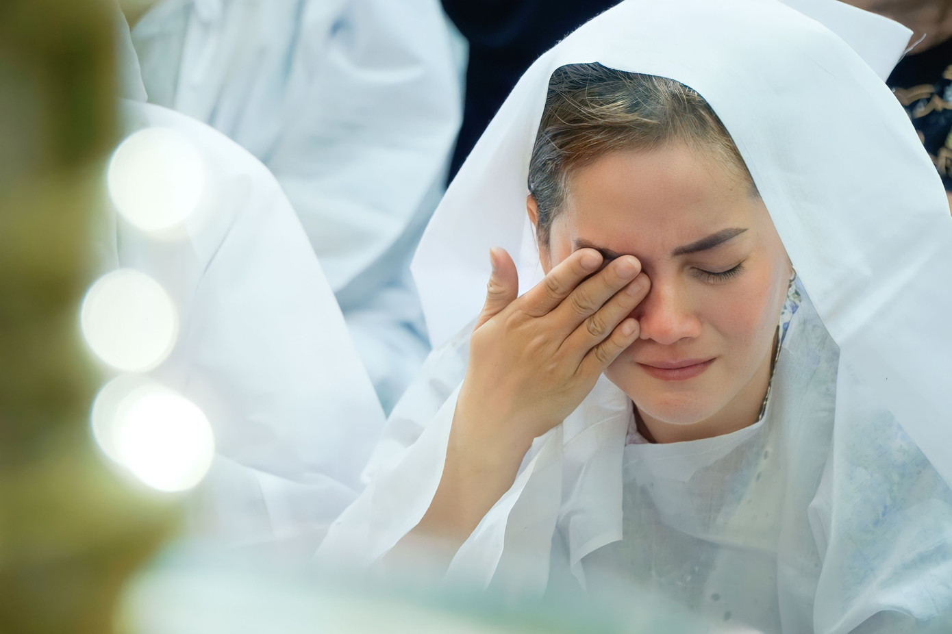 Hồng Loan - con gái NSƯT Vũ Linh - khóc trước linh cữu cha. Hồng Loan - con gái NSƯT Vũ Linh - khóc trước linh cữu cha.