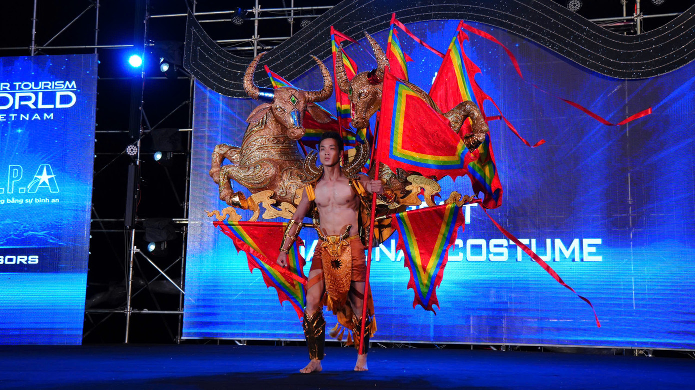 Đại diện các nước và thí sinh Hưng Nguyễn (hàng dưới) trong phần thi National Costume. Đại diện các nước và thí sinh Hưng Nguyễn (hàng dưới) trong phần thi National Costume.