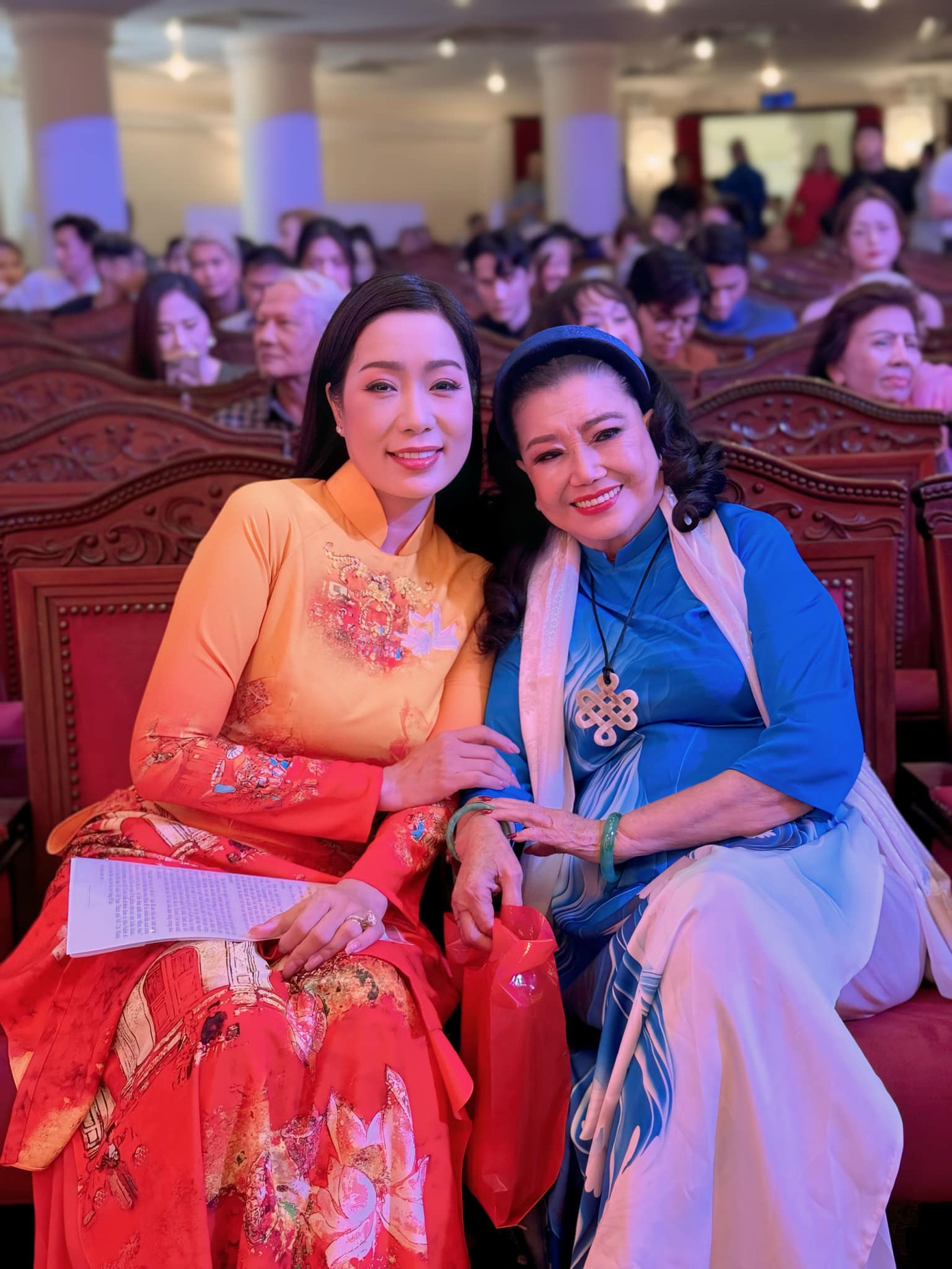 Tại buổi giỗ Tổ tại Nhà hát thành phố do Sở Văn hóa TPHCM tổ chức, NSND Trịnh Kim Chi chụp ảnh cùng nhiều nghệ sĩ, trong đó có NSND Kim Cương.