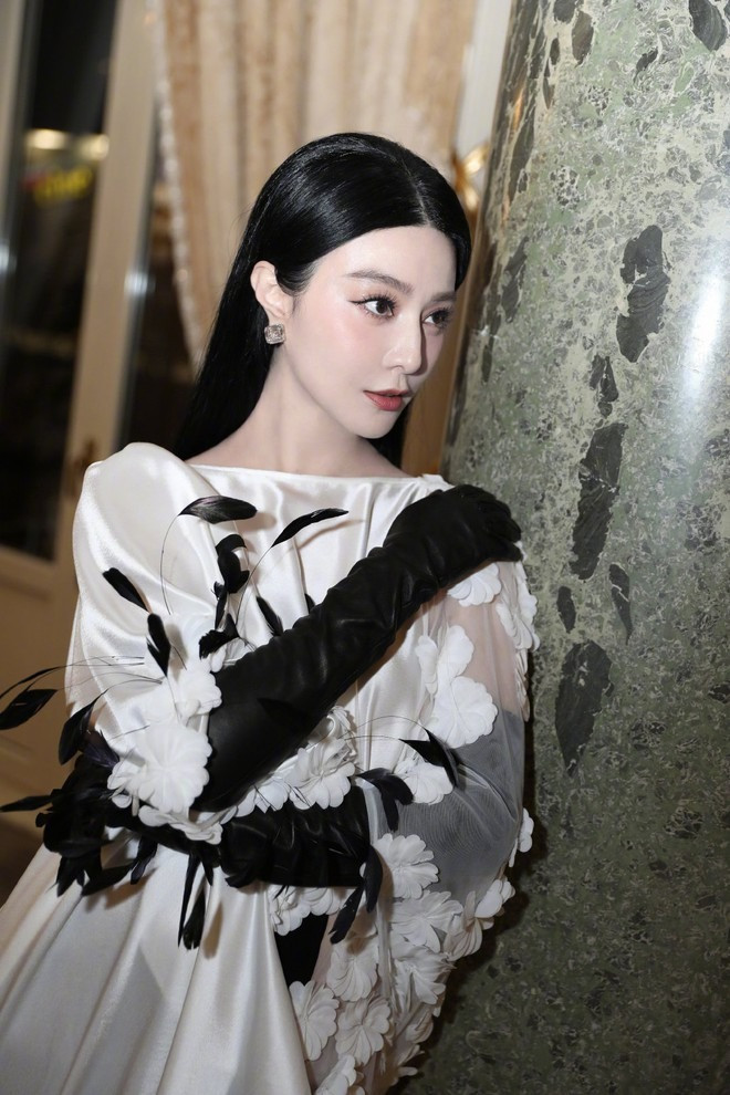 Ảnh tự đăng của Phạm Băng Băng trên mạng xã hội. Dưới bài viết, Phạm Băng Băng được nhiều người gọi là &quot;nữ thần thảm đỏ&quot; ngày trở lại.