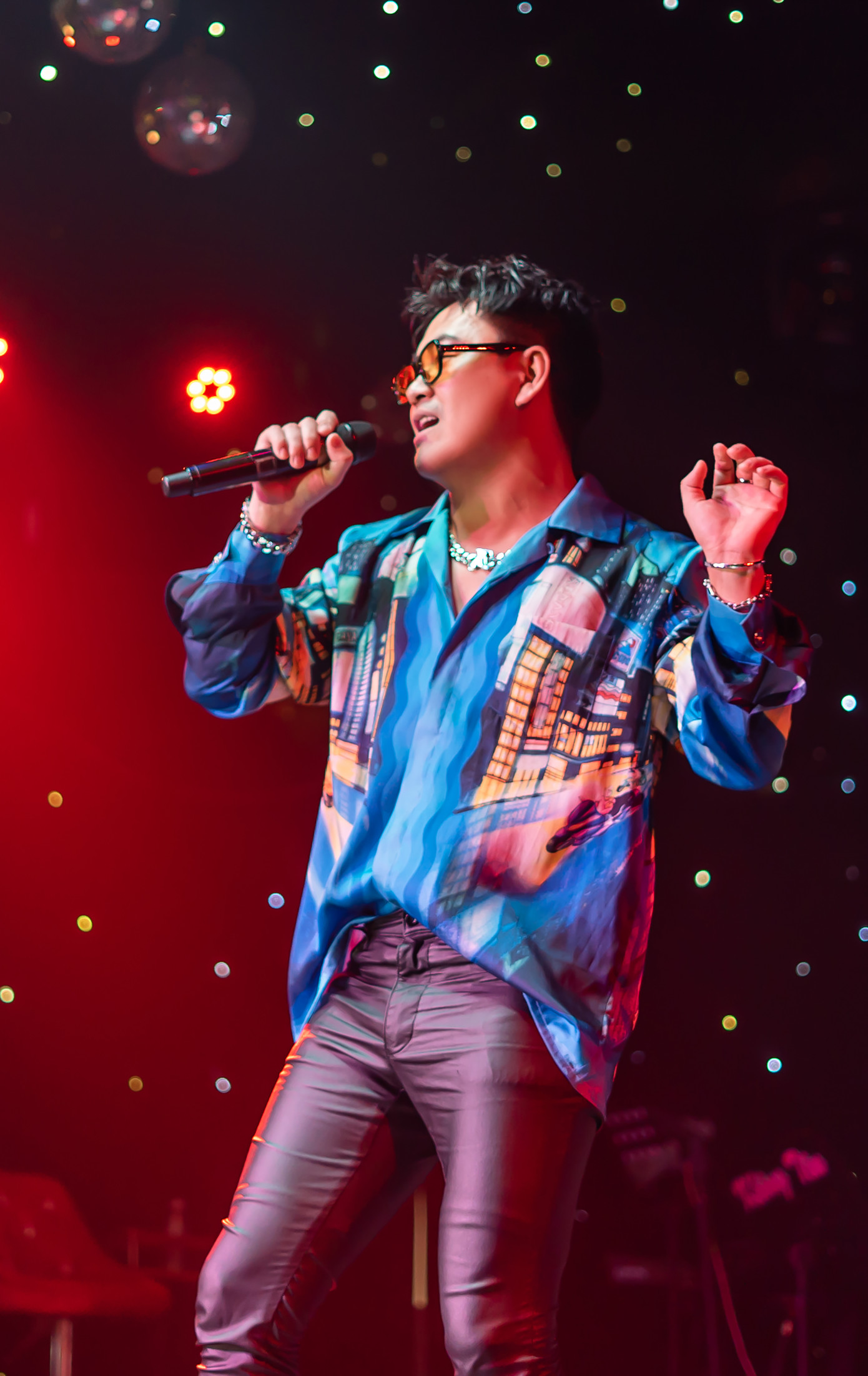 Ngoài màn song ca của Quang Hà và Minh Tuyết, đêm nhạc có sự góp giọng của ca sĩ Quang Thơ. Anh thể hiện ca khúc Tất cả hoặc không là gì cả của nhạc sĩ Đông Thiên Đức.