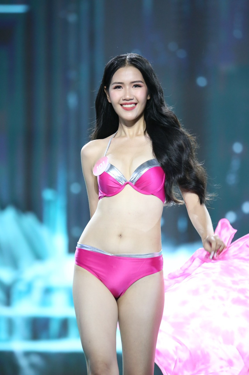 Thí sinh Phạm Thị Hồng Thắm có vóc dáng nổi bật 1,72 m, nặng 48 kg cùng số đo ba vòng 78-60-87. Cô là một trong những cô gái có nụ cười sáng sân khấu, thiện cảm tại Hoa hậu Việt Nam 2022. Thí sinh Phạm Thị Hồng Thắm có vóc dáng nổi bật 1,72 m, nặng 48 kg cùng số đo ba vòng 78-60-87. Cô là một trong những cô gái có nụ cười sáng sân khấu, thiện cảm tại Hoa hậu Việt Nam 2022.