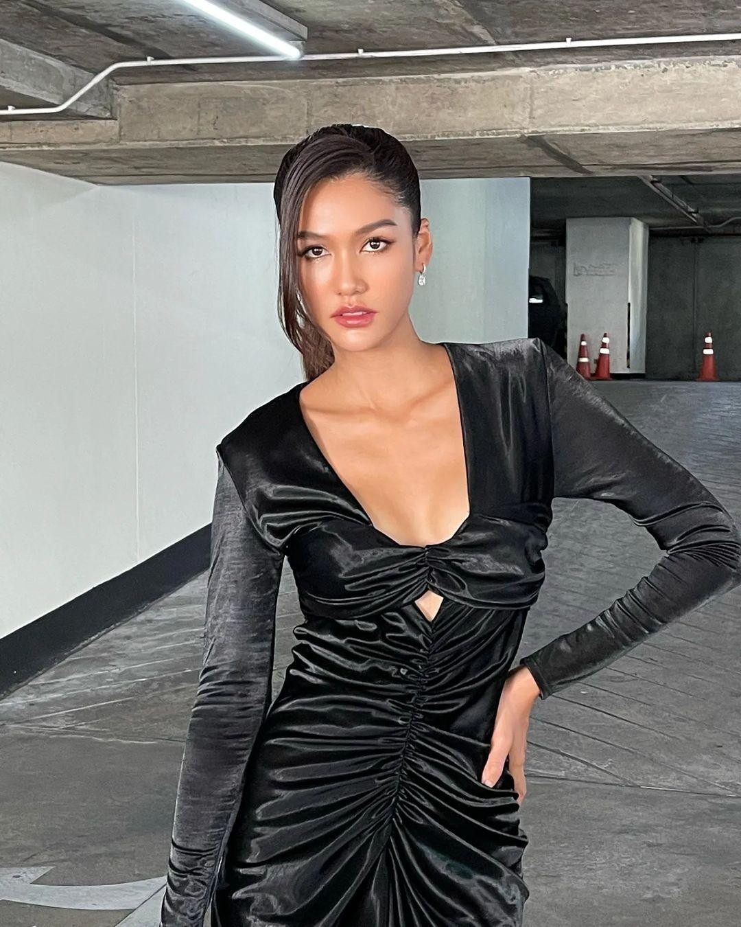 Trở về nước sau khi đoạt danh hiệu Top 10 Hoa hậu Hoàn vũ, Aniporn Chalermburanawong được truyền thông nước nhà săn đón và hoạt động mạnh trong vai trò người mẫu, diễn viên. Năm 2018, cô ký hợp đồng độc quyền với đài OneHD, xuất hiện trong nhiều bộ phim ăn khách tại xứ Chùa Vàng như Mặt nạ thủy tinh, Tình yêu 10h sáng, Điệp viên săn mùi... Ảnh: @potter_natt.