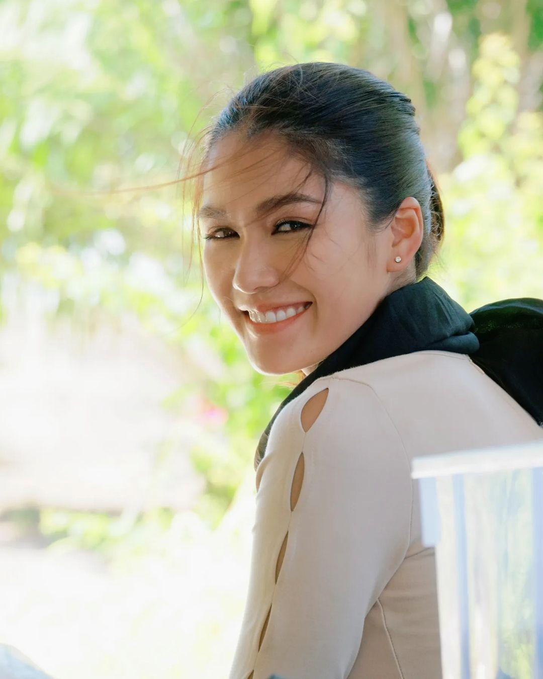 Theo chia sẻ của Nat, người đẹp phải mất hai tháng để giải quyết vụ việc. Trong vòng vài tháng tới, cô không thể tham gia các hoạt động giải trí vì sợ ảnh hưởng đến vấn đề nhà cửa. "Tôi sẽ phải mất khoảng 2 tháng để giải quyết sự việc này. Tôi không thể tiết lộ nhiều vì sợ ảnh hưởng tới phiên tòa và chủ nợ. Tôi vẫn đang hòa giải và mong họ hiểu cho hoàn cảnh của mình", Aniporn Chalermburanawong nói thêm. Ảnh: @potter_natt.