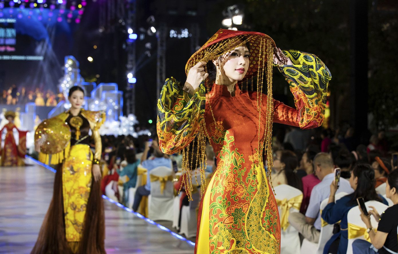 Hoa hậu Huỳnh Thị Thanh Thủy đảm nhận vai trò mở màn trong bộ áo dài truyền thống của Việt Nam. Thiết kế làm từ lụa tơ tằm, chi tiết thêu in tỉ mỉ.