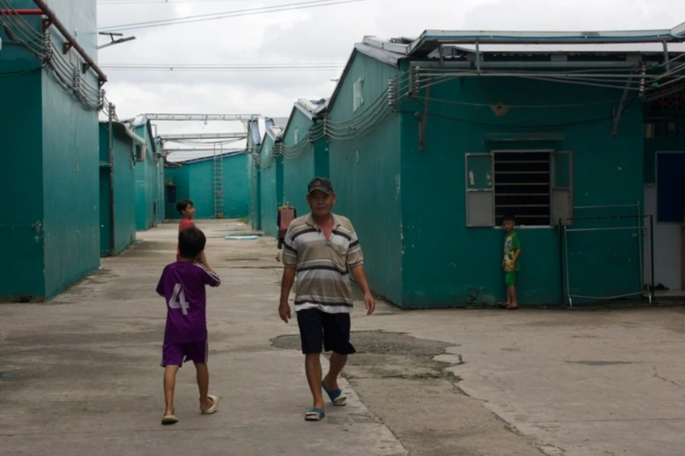 Quản lý cư xá Hưng Lợi 1, cho biết các chủ trọ đều đã chủ động giảm tiền phòng nhưng vẫn không ngăn được làn sóng trả phòng. Cư xá có 600 phòng trọ, nay hơn một nửa bỏ trống. Dãy trọ lớn nhất nhì Bình Dương vắng bóng người thuê từ nhiều tháng nay (Ảnh: Phạm Diện).