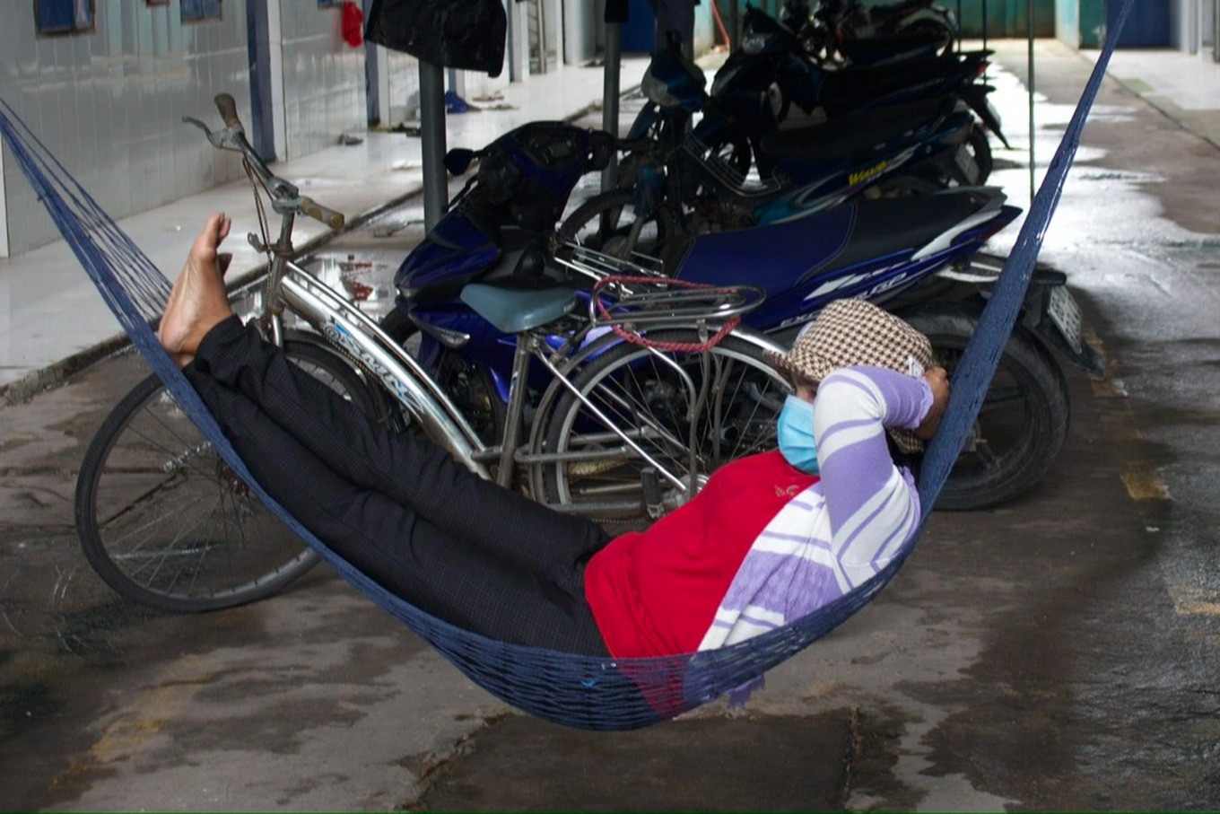 Nữ công nhân 46 tuổi, quê An Giang, làm ở công ty gỗ đã 7 năm, thời gian qua đã cố chống đỡ vì ít việc, thu nhập giảm mạnh. Mới đây chị đã xin nghỉ việc do lương không đủ ăn. Hiện chị làm lao công, dọn dẹp ở cư xá Hưng Lợi 1 để kiếm sống qua ngày (Ảnh: Phạm Diện).