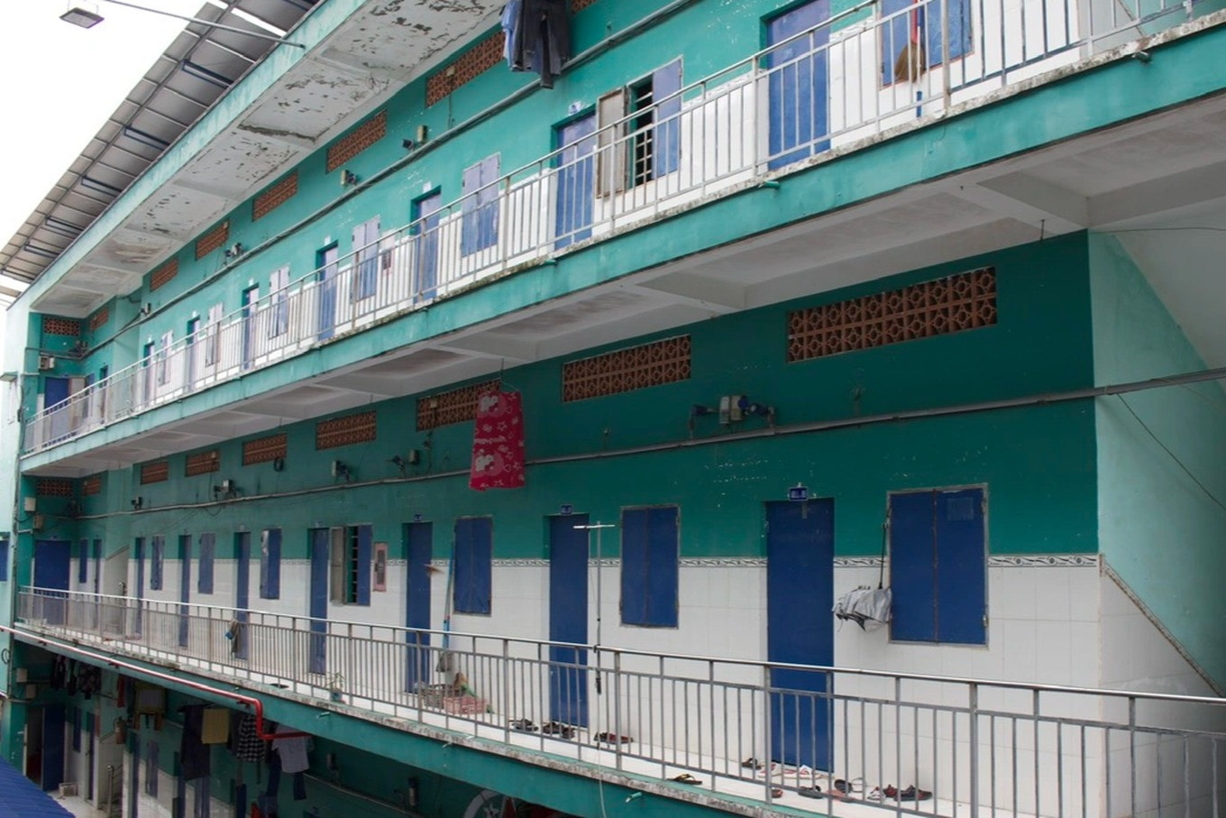 Theo một số công nhân sống tại cư xá Hưng Lợi 1 (phường Uyên Hưng, TP Tân Uyên, Bình Dương), trước đây, cư xá luôn trong cảnh đông đúc, nhộn nhịp. Từ khi dịch Covid-19 bùng phát, các phòng trọ đều đã giảm từ 200-300 nghìn đồng/tháng. Dù vậy, gần năm nay, khi doanh nghiệp không có đơn hàng, công nhân mất việc, những dãy phòng trọ trống rất nhiều (Ảnh: Phạm Diện).