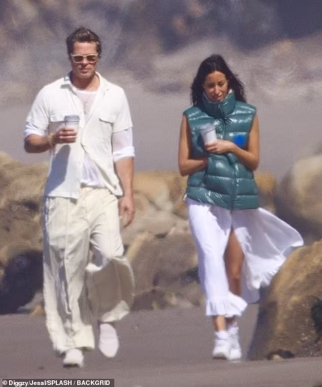 Brad Pitt khoảng hai năm trở lại đây gắn bó với bạn gái nhỏ hơn 20 tuổi.