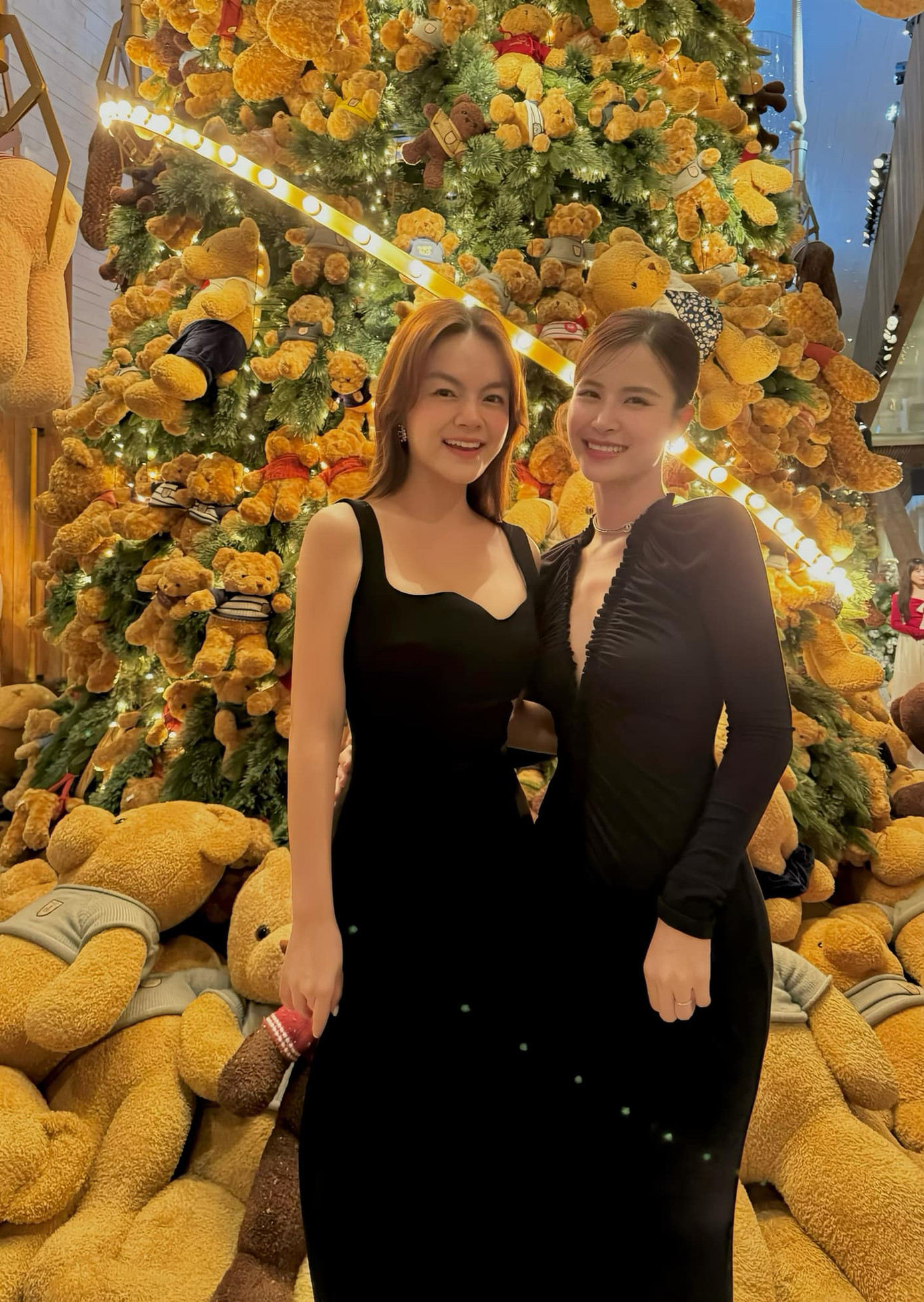 Diệu Nhi mặc váy hồng pastel khi đến dự tiệc cưới của Diễm My 9X. Nữ chính Trên bàn nhậu, dưới bàn mưu check in cùng hội bạn Phạm Quỳnh Anh, Đông Nhi, Khả Ngân.