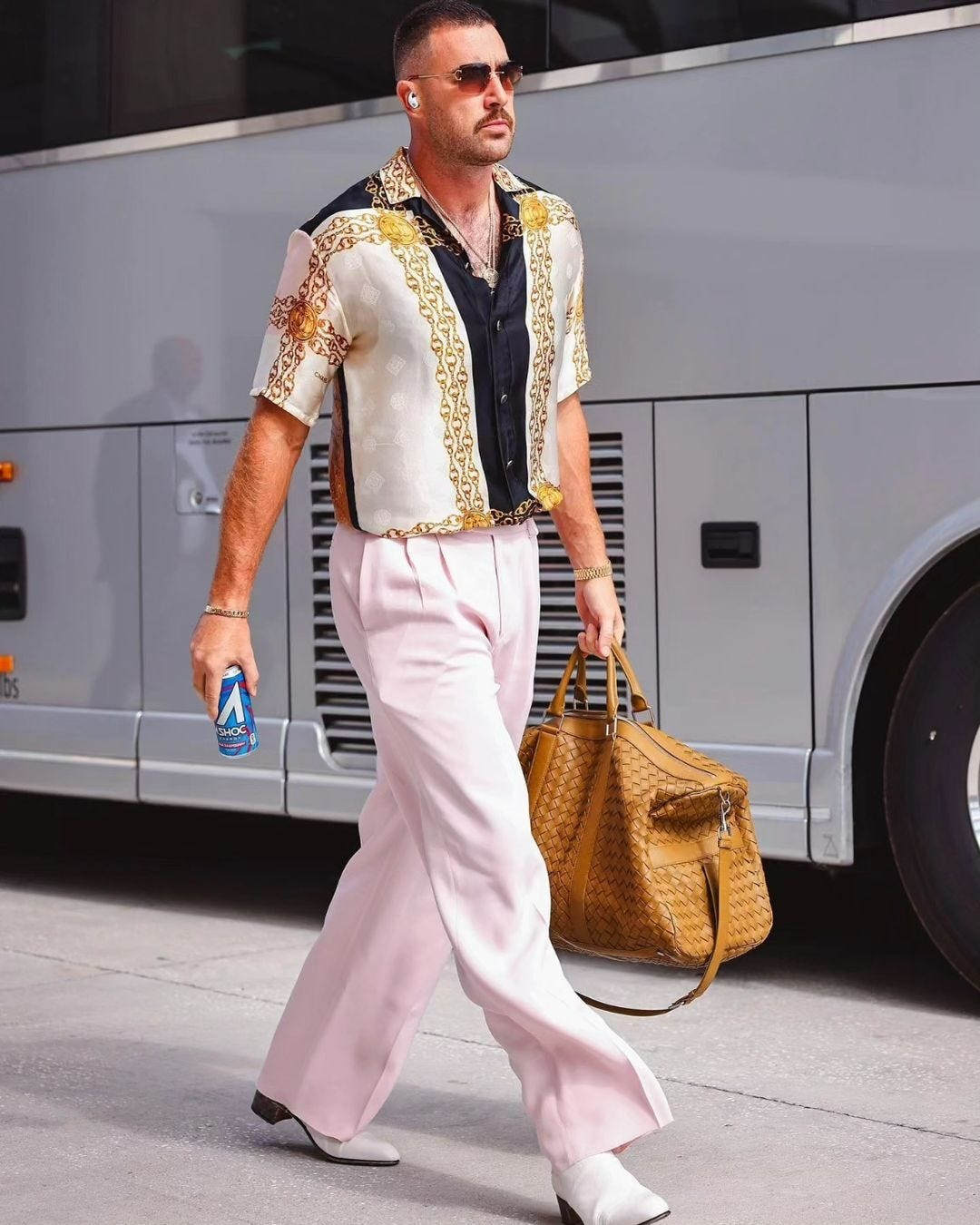 Thời trang của Taylor Swift và Travis Kelce được người hâm mộ săn lùng. Thời trang của Taylor Swift và Travis Kelce được người hâm mộ săn lùng.