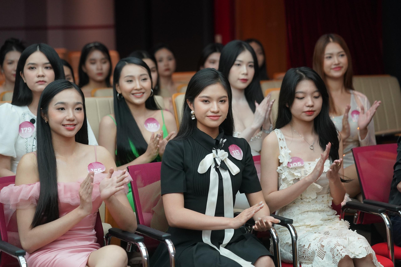 Sau hơn một giờ bàn bạc, ban giám khảo công bố 25 cái tên tiếp tục đồng hành cùng cuộc thi. Thí sinh vẫn giữ được thần sắc rạng rỡ sau một ngày thi thố.