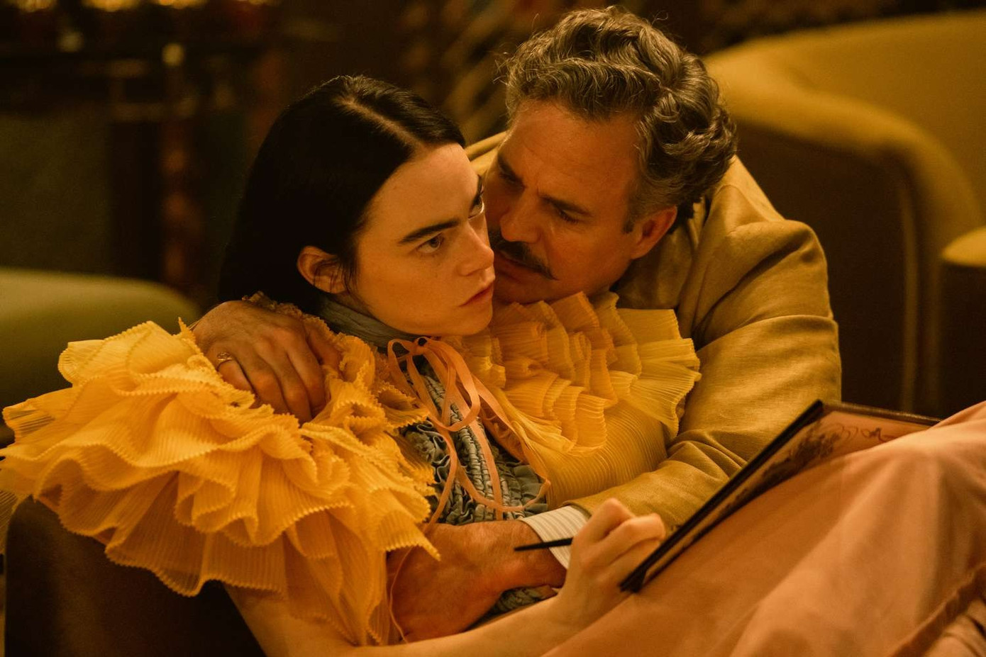 Mark Ruffalo và Emma Stone trong Poor Things. Mark Ruffalo và Emma Stone trong Poor Things.