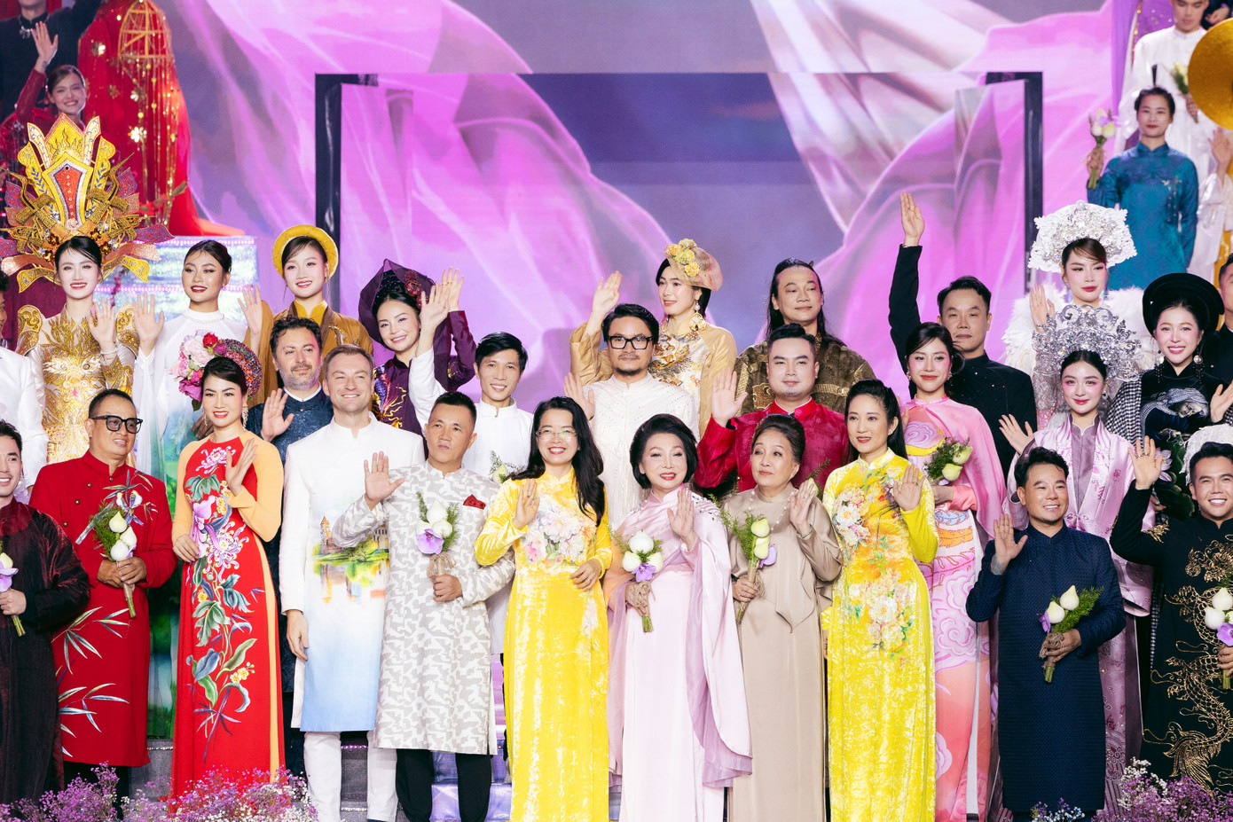 Lễ hội Áo dài TPHCM đạt được những thành tựu ấn tượng. Lễ hội Áo dài TPHCM đạt được những thành tựu ấn tượng.