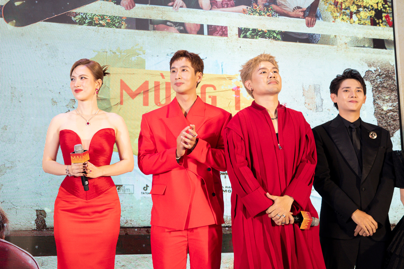 Phương Anh Đào và Tuấn Trần mặc ton-sur-ton đỏ trong buổi ra mắt phim mới. Dự án chiếu Tết lần này của Trấn Thành gắn nhãn 18+ do có nhiều cảnh nhạy cảm, chửi bậy.