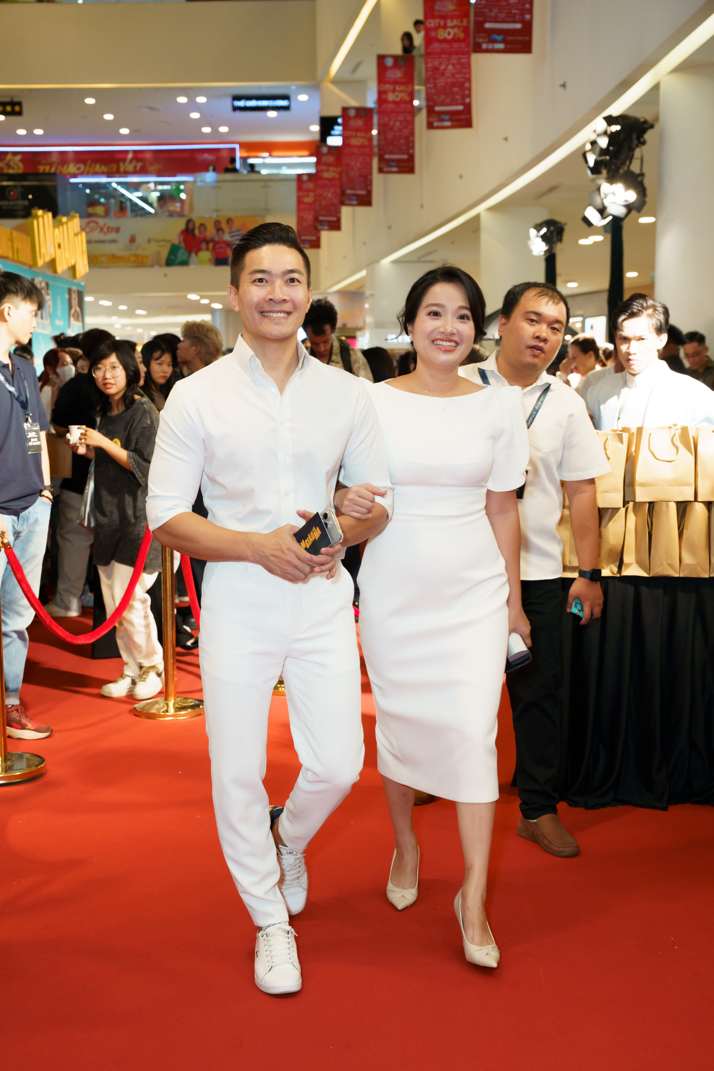 Nhiều diễn viên như Anh Đức, vợ chồng Lâm Vỹ Dạ - Hứa Minh Đạt, vợ chồng diễn viên xiếc Quốc Cơ, Kiều Minh Tuấn... đến ủng hộ NSƯT Hoài Linh và đạo diễn Trung Lùn. Nhiều diễn viên như Anh Đức, vợ chồng Lâm Vỹ Dạ - Hứa Minh Đạt, vợ chồng diễn viên xiếc Quốc Cơ, Kiều Minh Tuấn... đến ủng hộ NSƯT Hoài Linh và đạo diễn Trung Lùn.