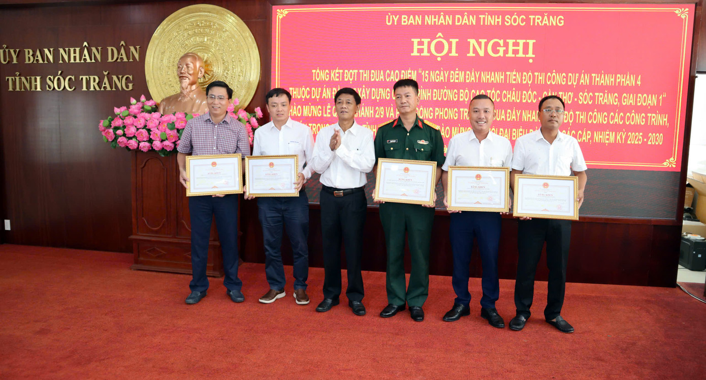 Bí thư Tỉnh uỷ Sóc Trăng Lâm Văn Mẫn tặng Bằng khen cho các tập thể đạt thành tích xuất sắc trong đợt thi đua.